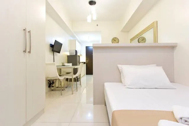 Decorative detail, Bed in Condo Studio Luxe in Princeton Residences