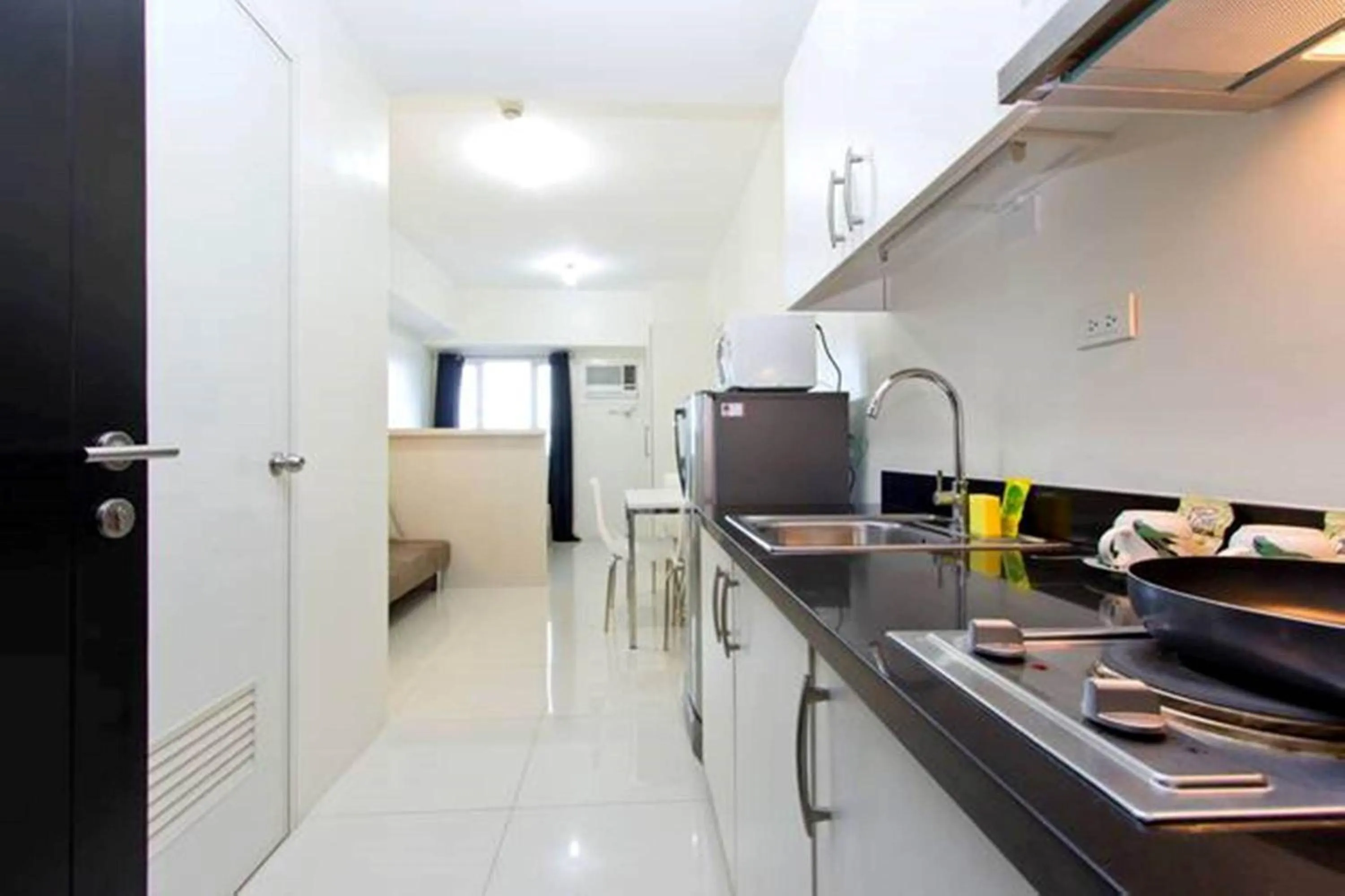 Kitchen or kitchenette in Condo Studio Luxe in Princeton Residences