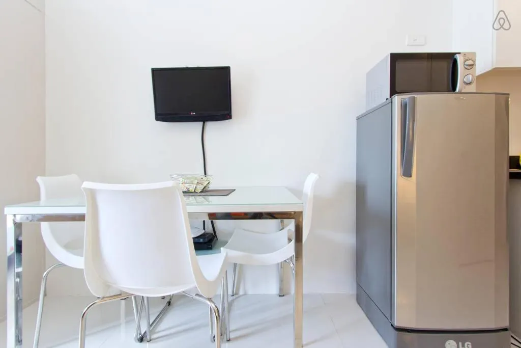 Dining area in Condo Studio Luxe in Princeton Residences