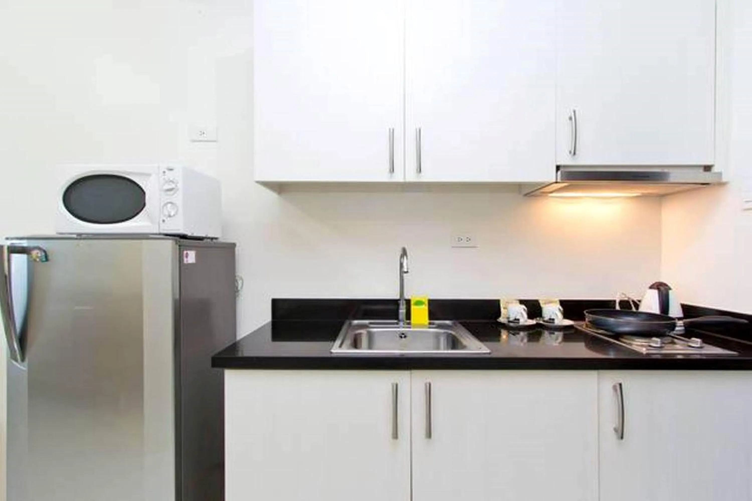 Kitchen or kitchenette in Condo Studio Luxe in Princeton Residences