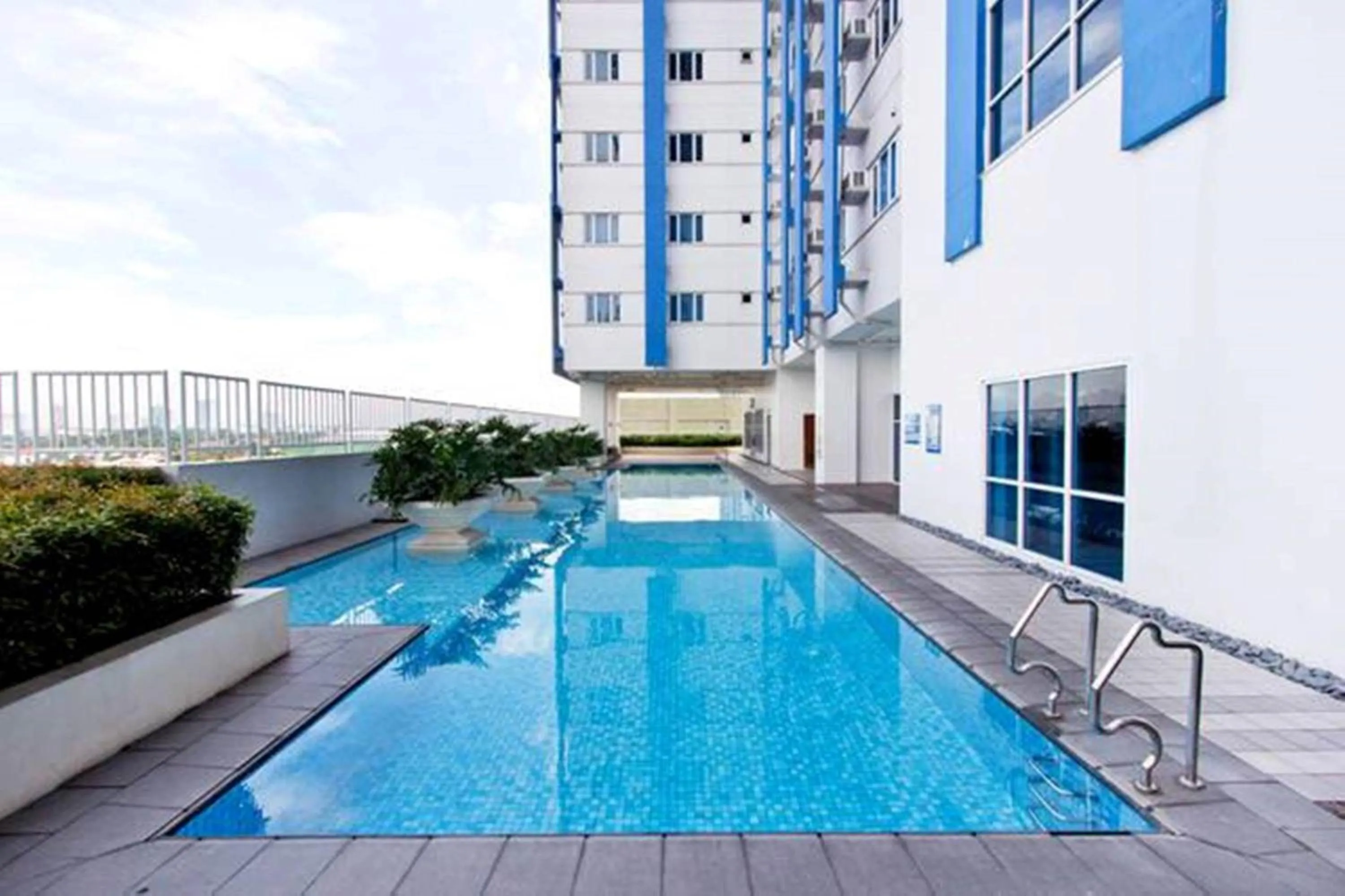 Swimming pool in Condo Studio Luxe in Princeton Residences
