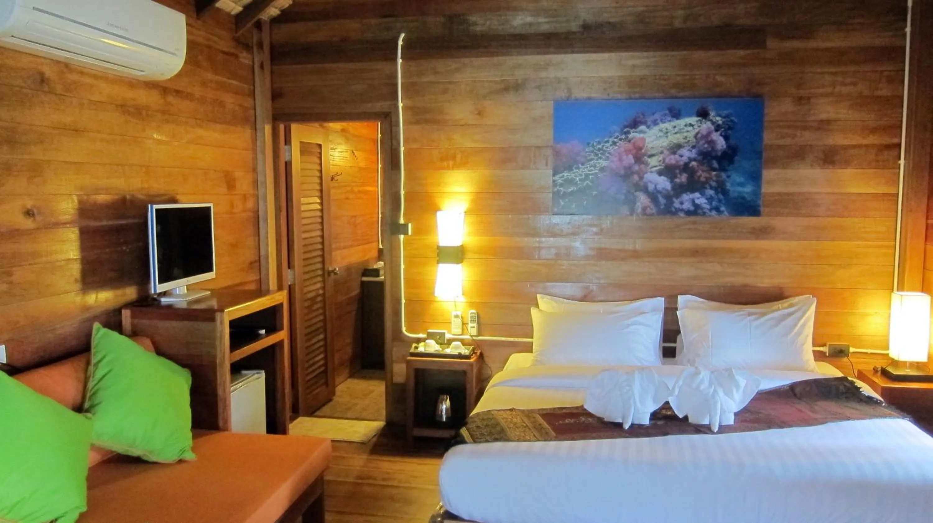 Bedroom, Bed in Ten Moons Lipe Resort