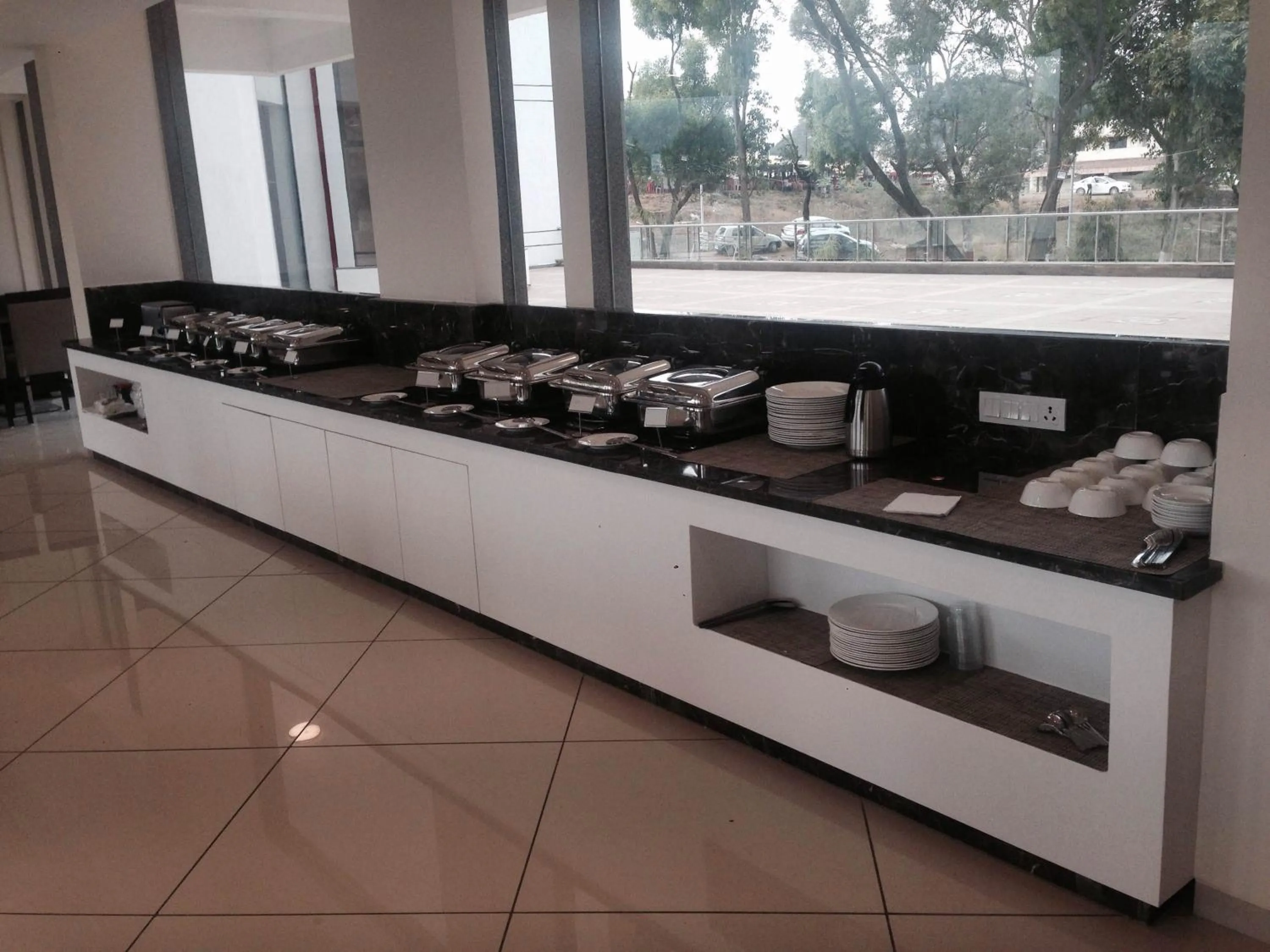 Restaurant/places to eat in Hotel Lake View