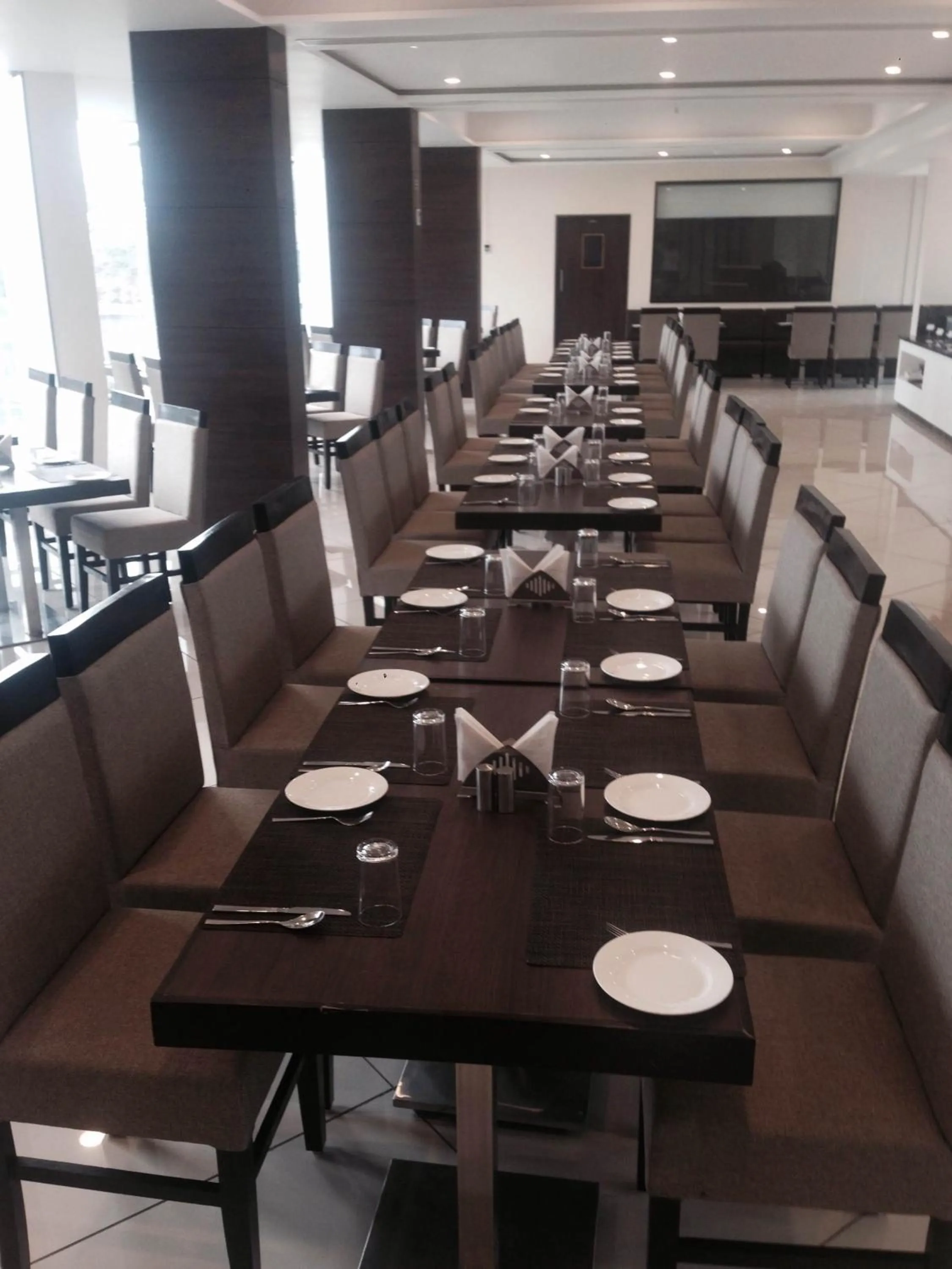 Restaurant/places to eat in Hotel Lake View