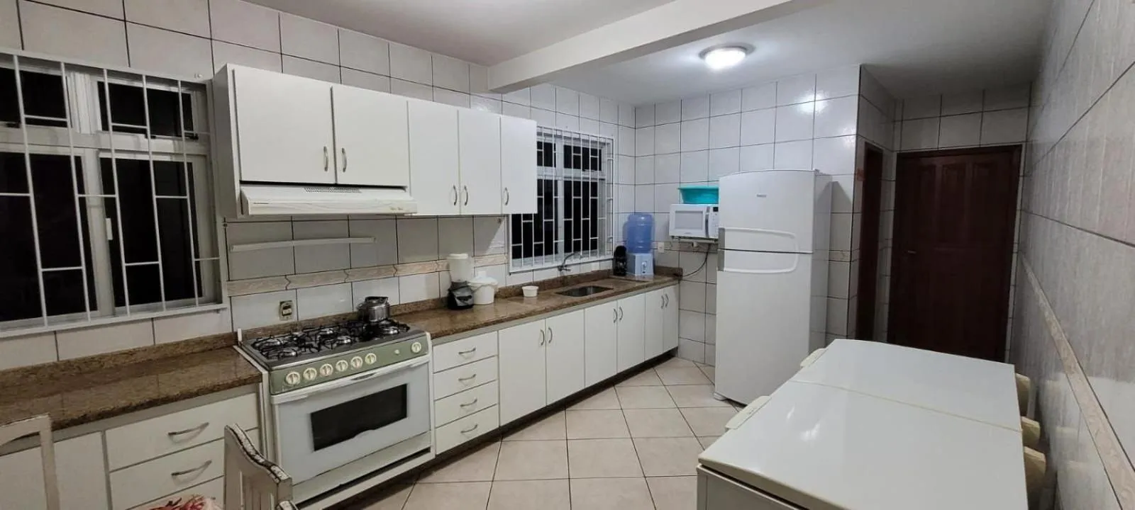 Kitchen or kitchenette in Casa Master com Piscina em Gov Celso Ramos