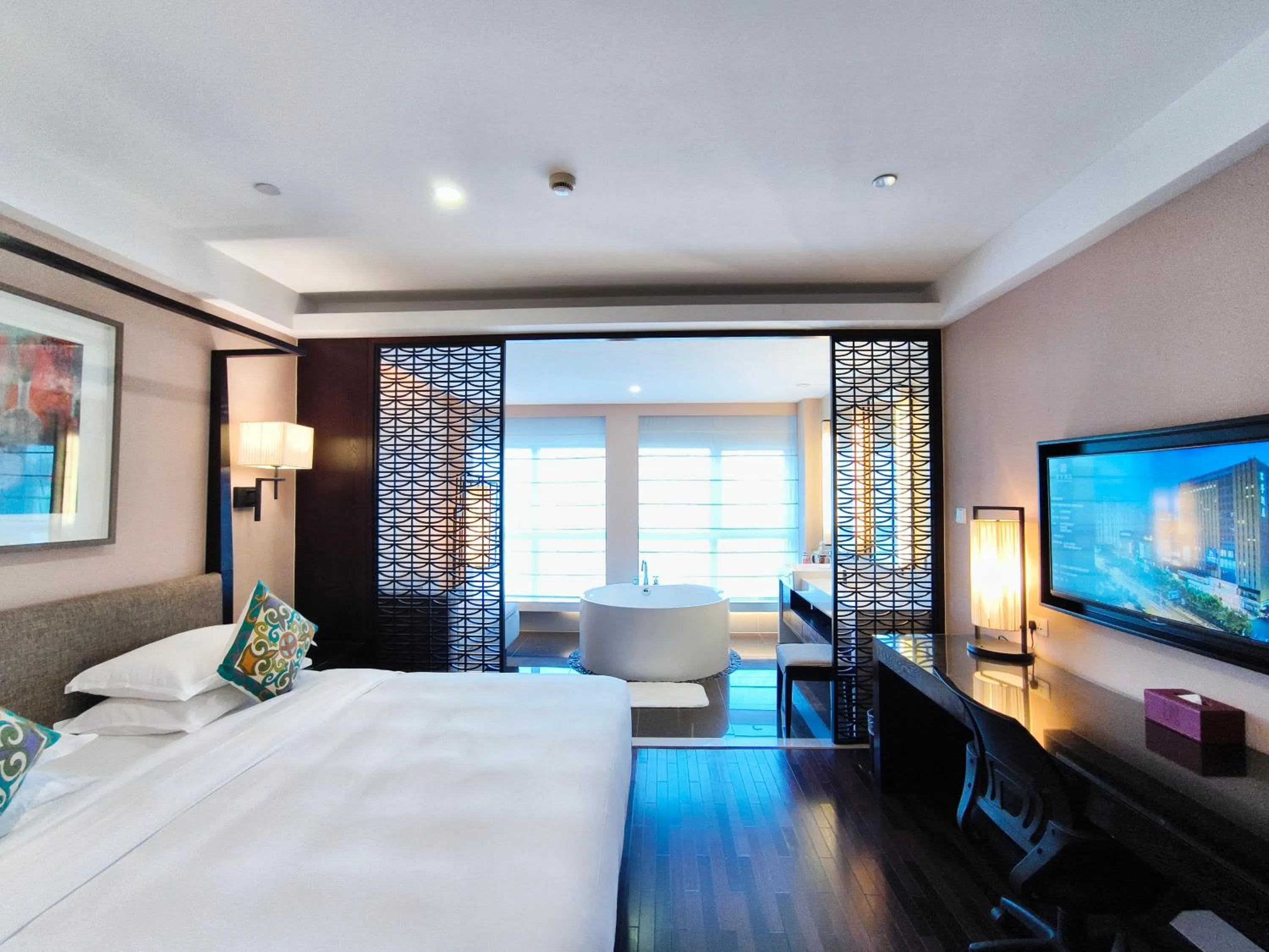 Photo of the whole room, Bed in SSAW Boutique Hotel Hangzhou East - Free Self Service Laundry