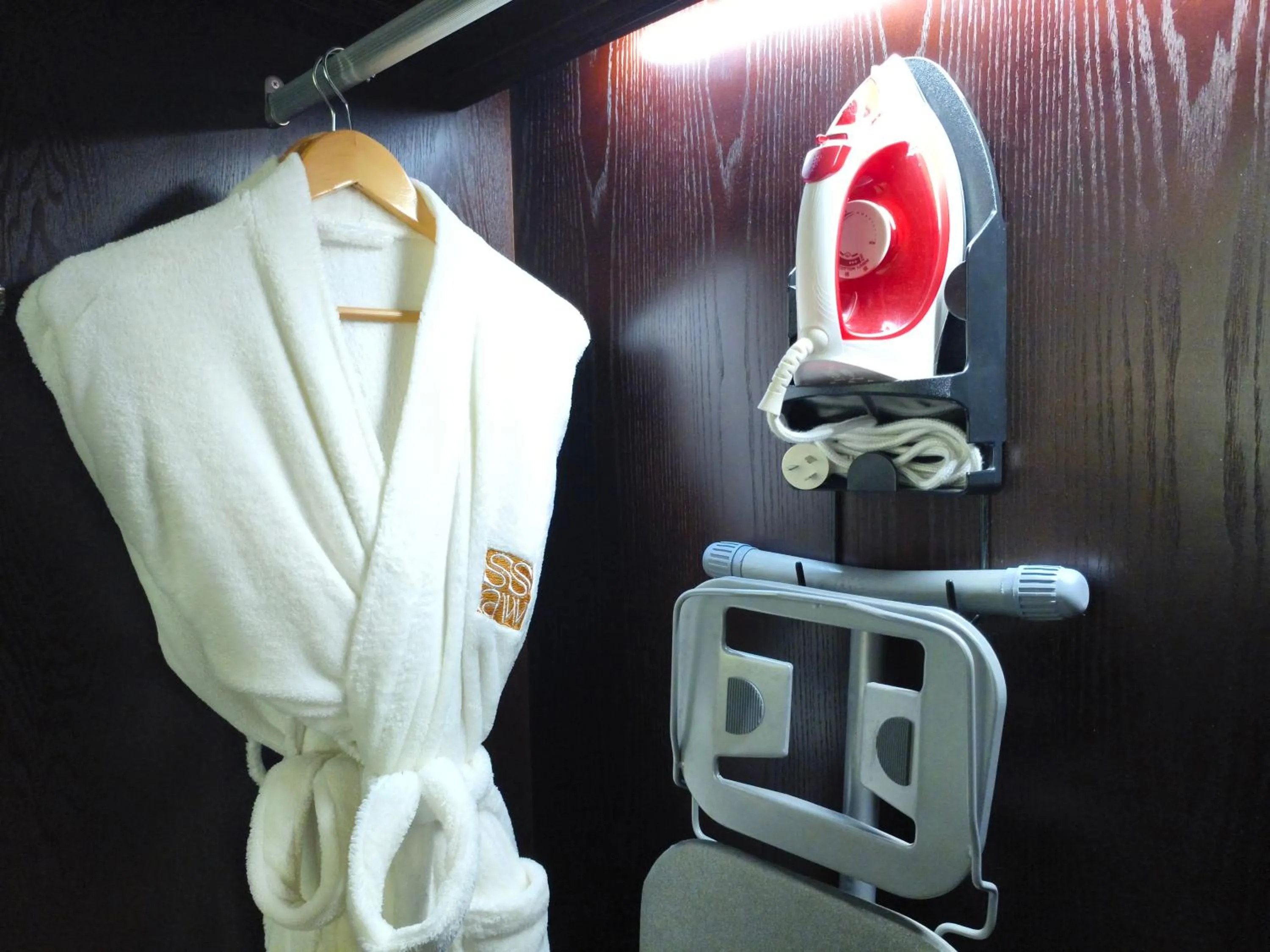 wardrobe in SSAW Boutique Hotel Hangzhou East - Free Self Service Laundry