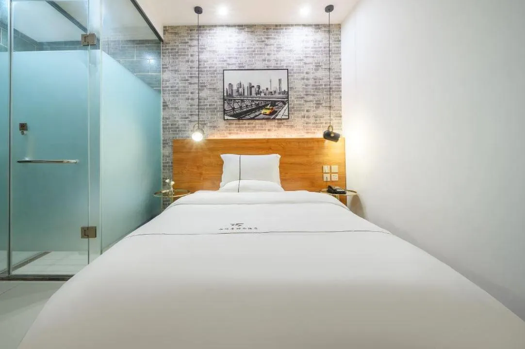 Bed in QiQiaoWu Fashion Hotel Beijing Songjiazhuang Subway Station