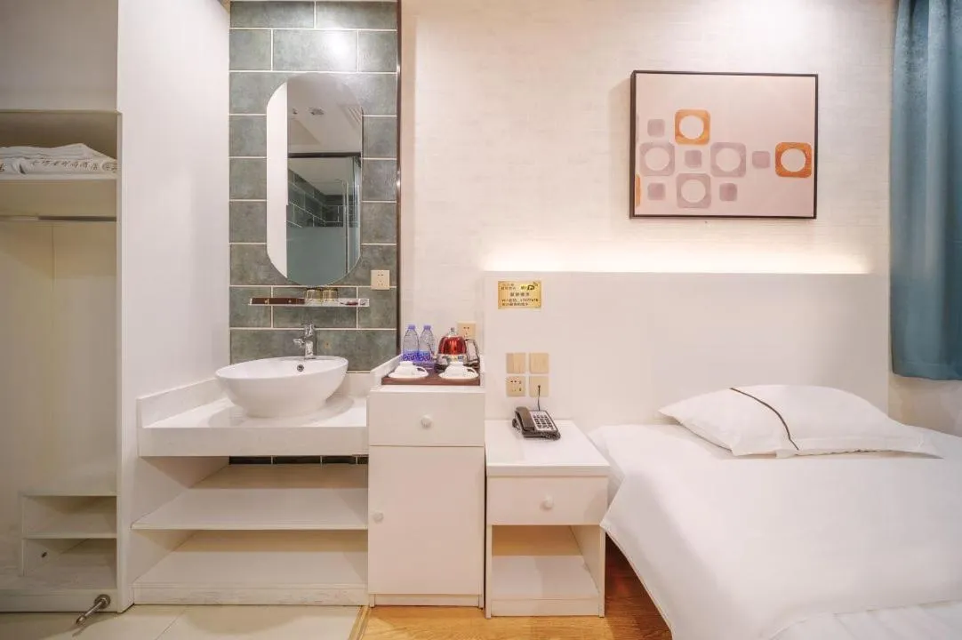 Bed in QiQiaoWu Fashion Hotel Beijing Songjiazhuang Subway Station