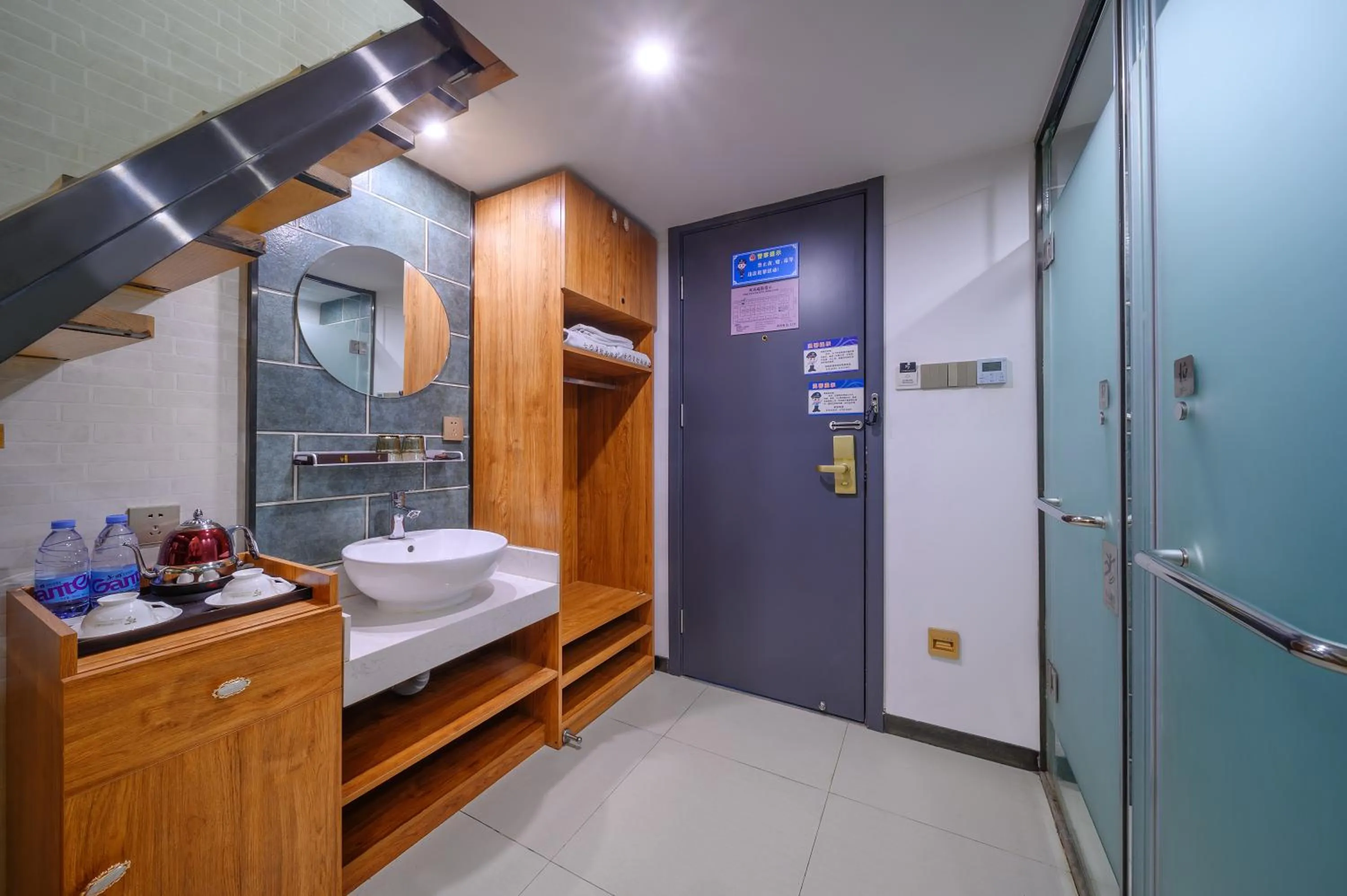 wardrobe in QiQiaoWu Fashion Hotel Beijing Songjiazhuang Subway Station