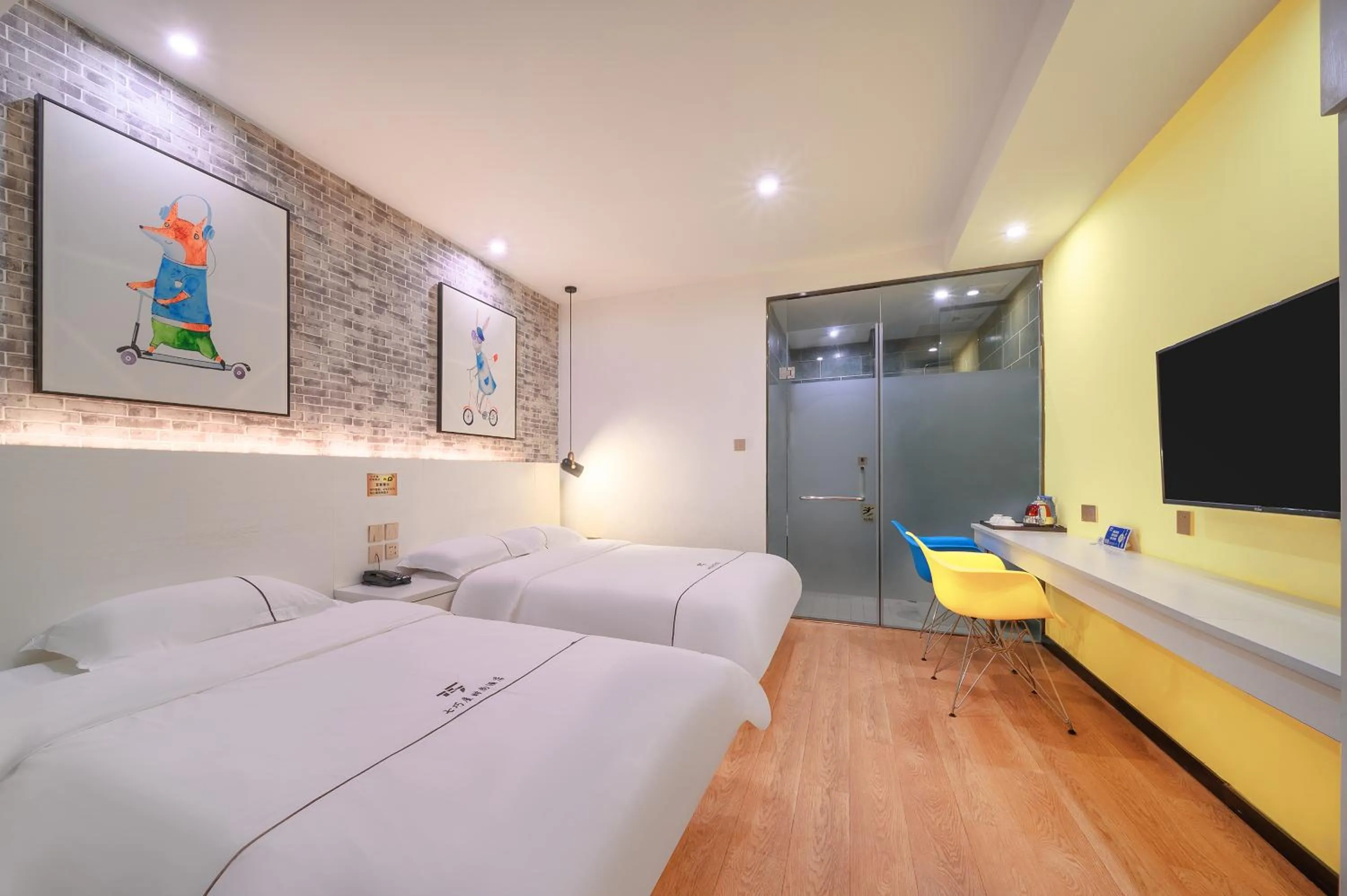 Photo of the whole room, Bed in QiQiaoWu Fashion Hotel Beijing Songjiazhuang Subway Station