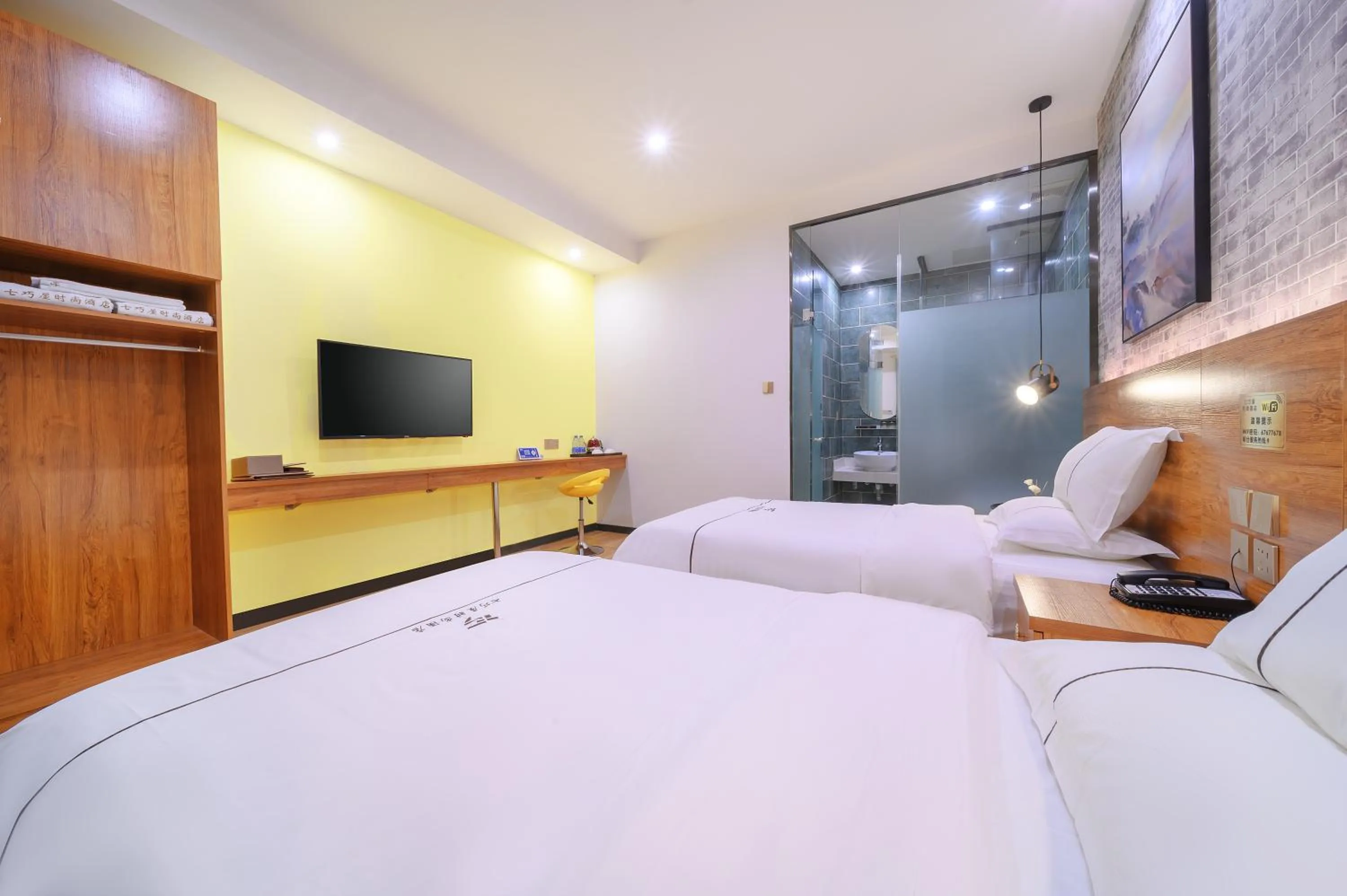 Photo of the whole room, Bed in QiQiaoWu Fashion Hotel Beijing Songjiazhuang Subway Station