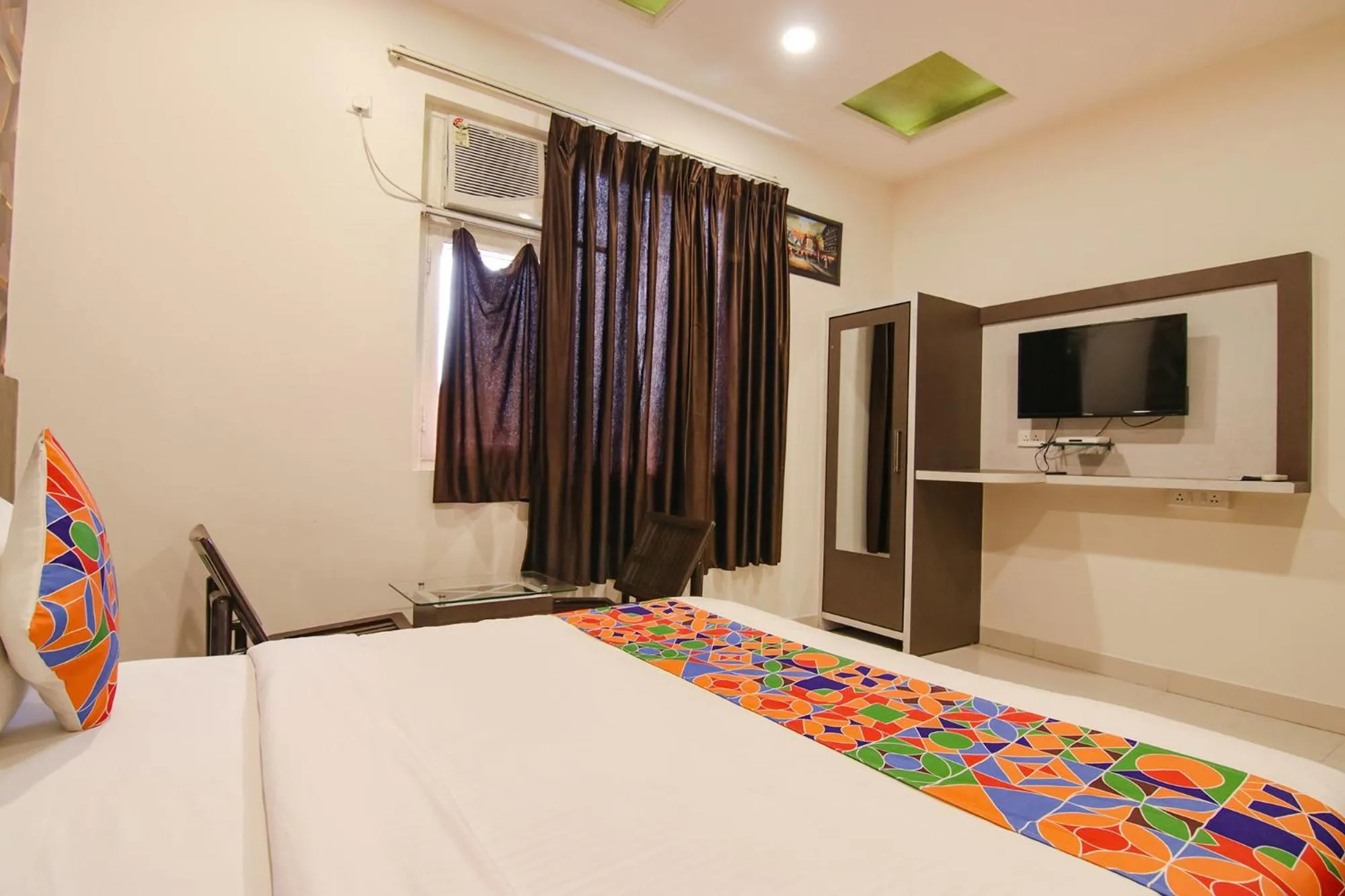 Bedroom, Bed in Hotel Rosewood Inn