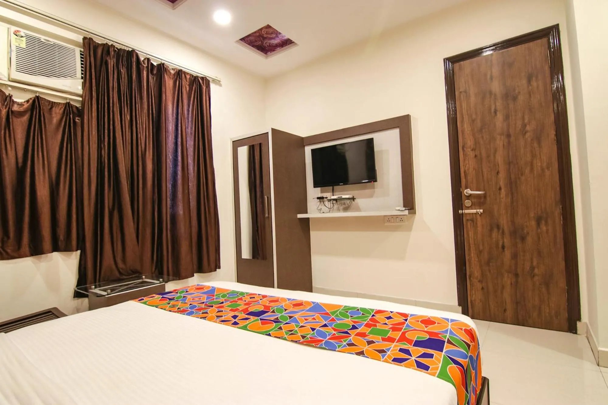 Bedroom, Bed in Hotel Rosewood Inn