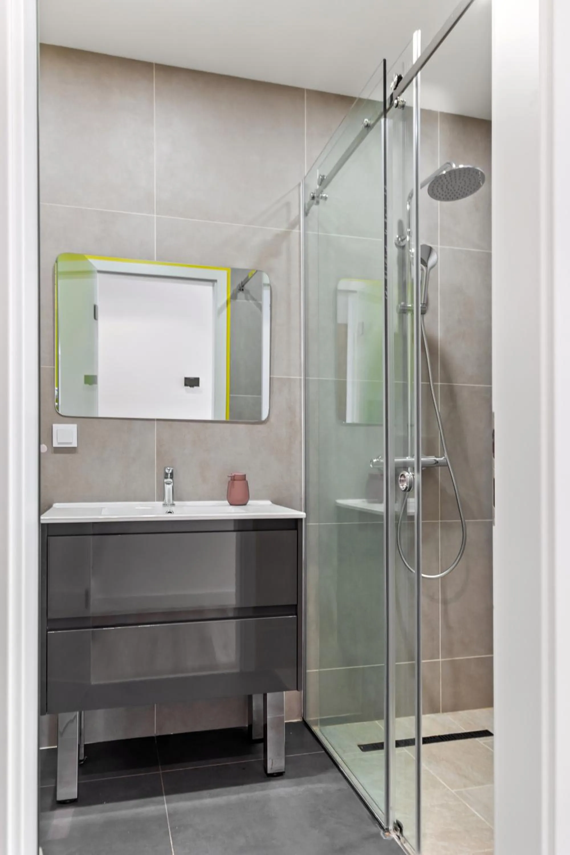 Shower in Uni88 Apart Hotel