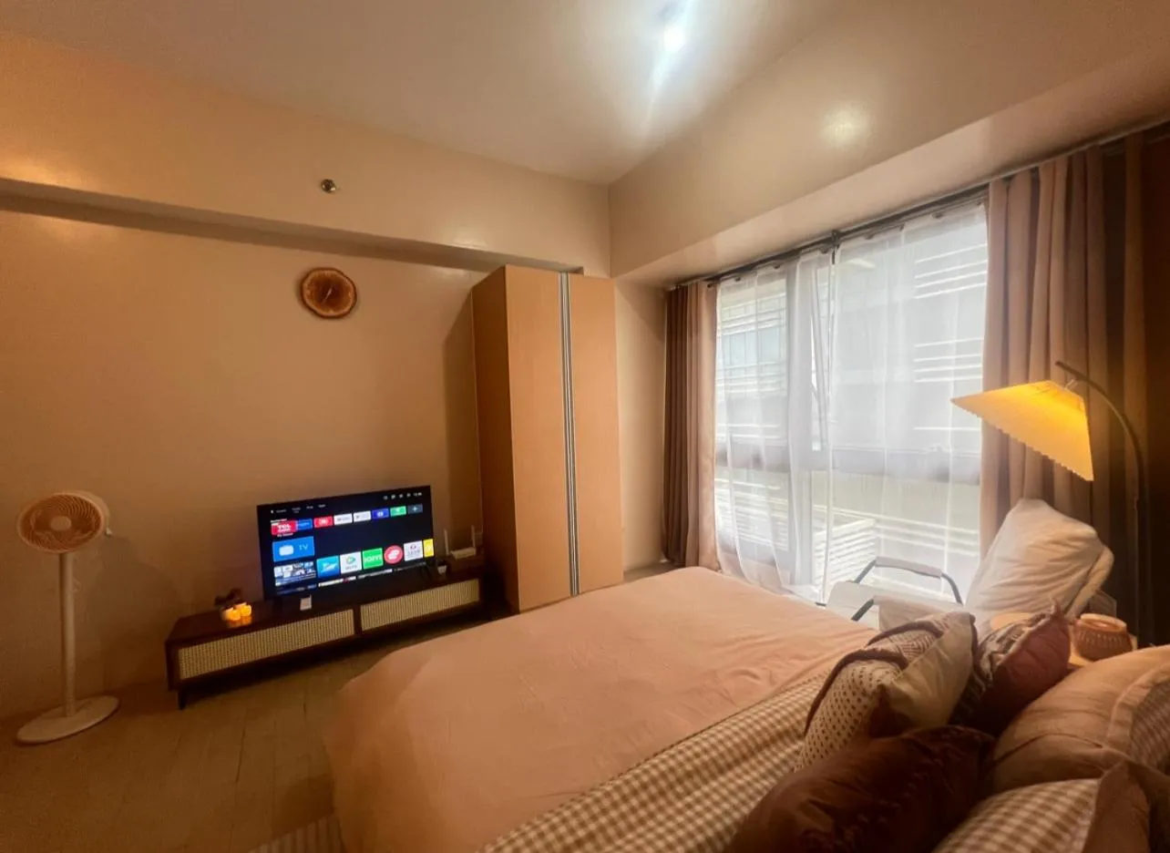 Bed in Cozy Condo at Eighty One Newport Blvd across NAIA Terminal 3