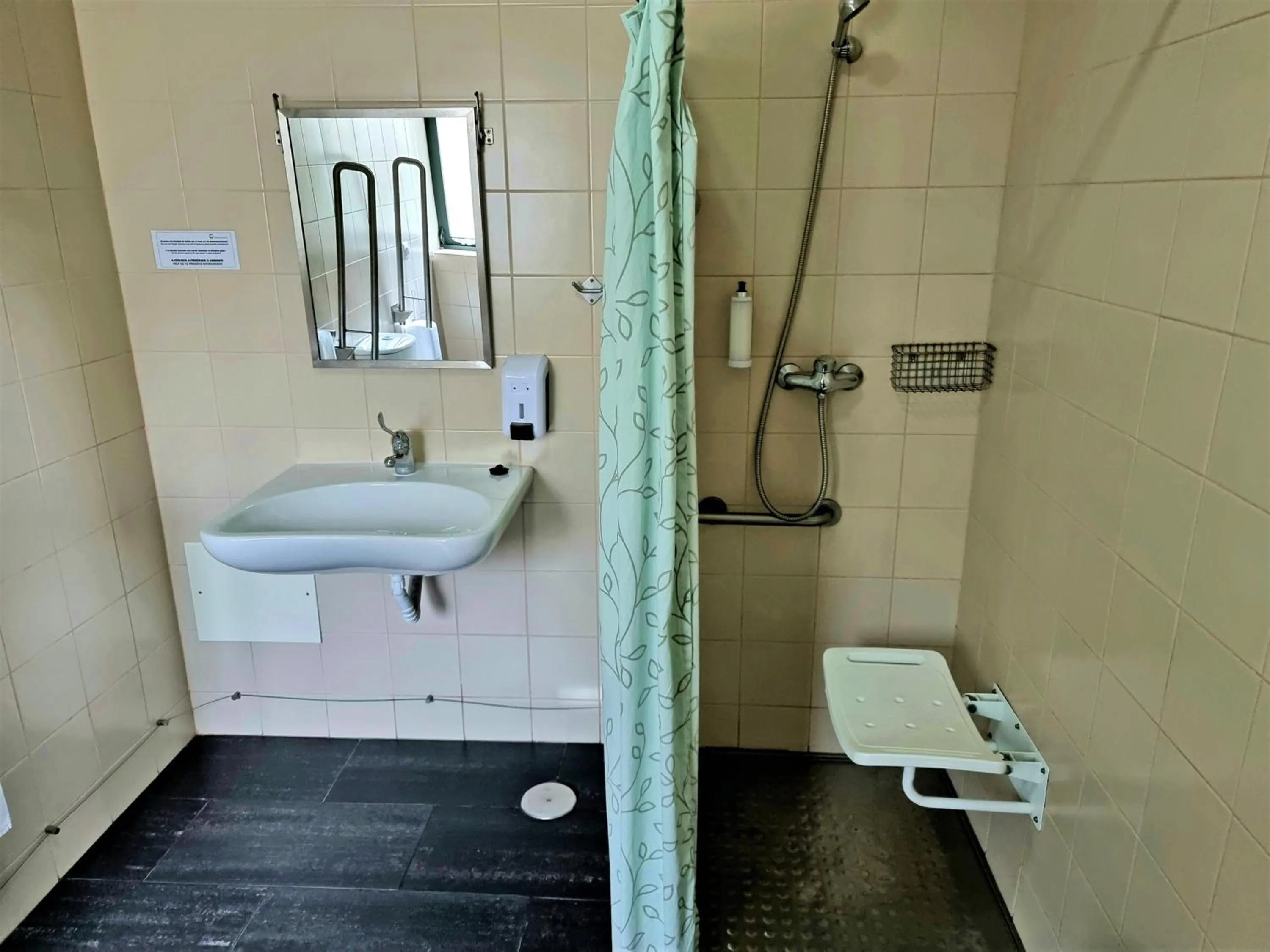 Shower in HI Geres - Pousada de Juventude do Gerês