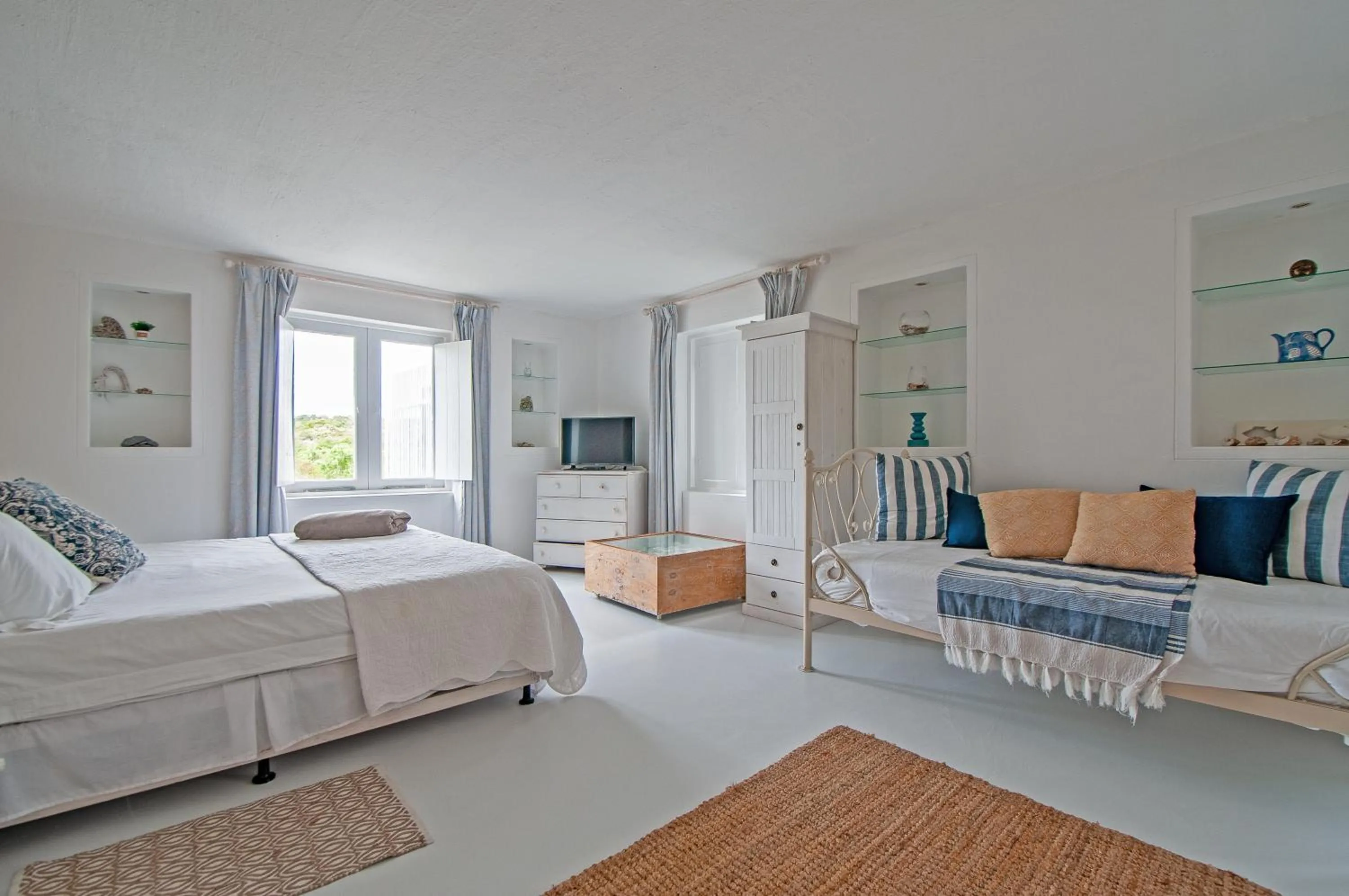 Photo of the whole room, Bed in Charlotte House