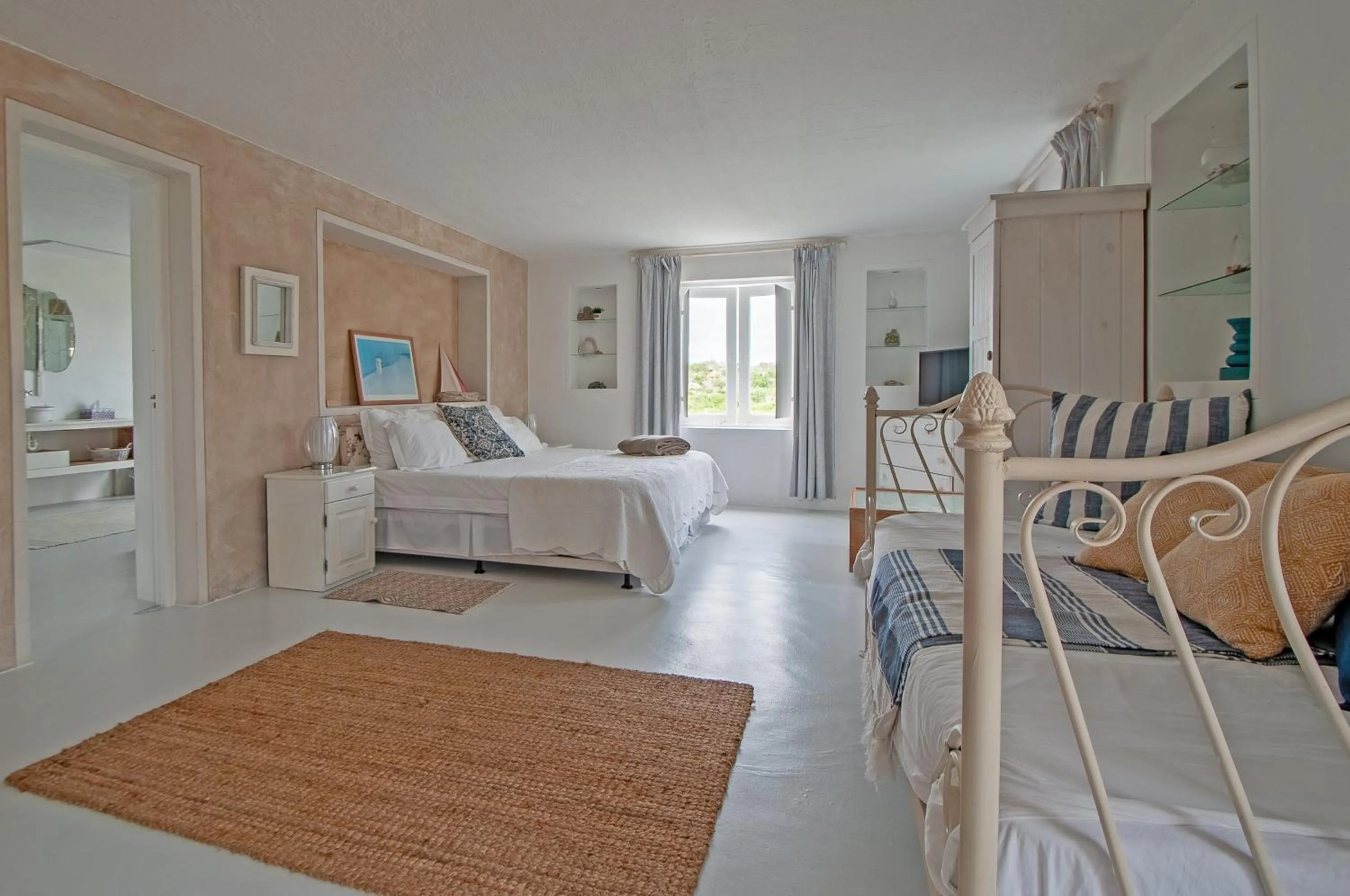 Photo of the whole room, Bed in Charlotte House