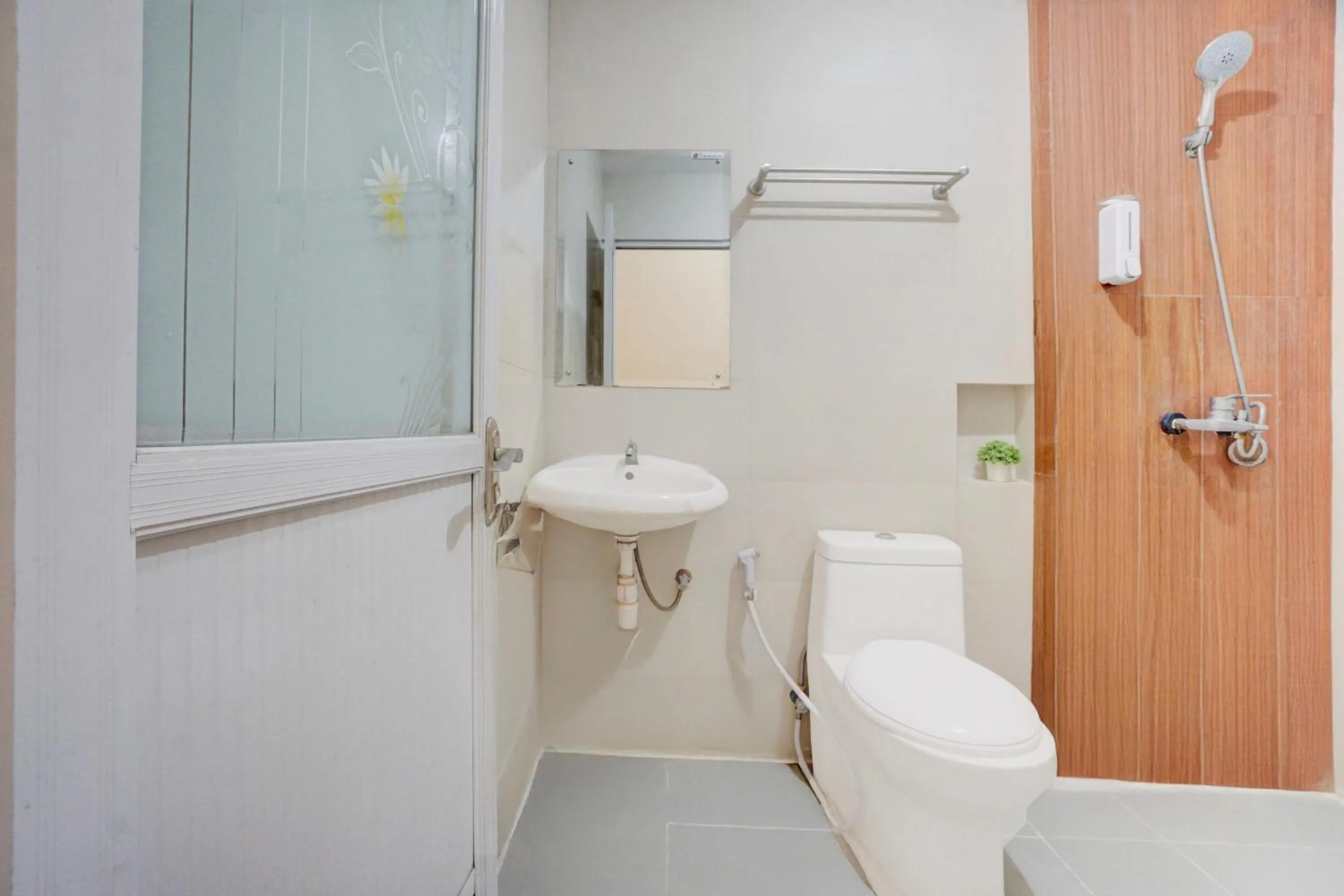 Bathroom in Hotel O MIOXIO Syariah Kost