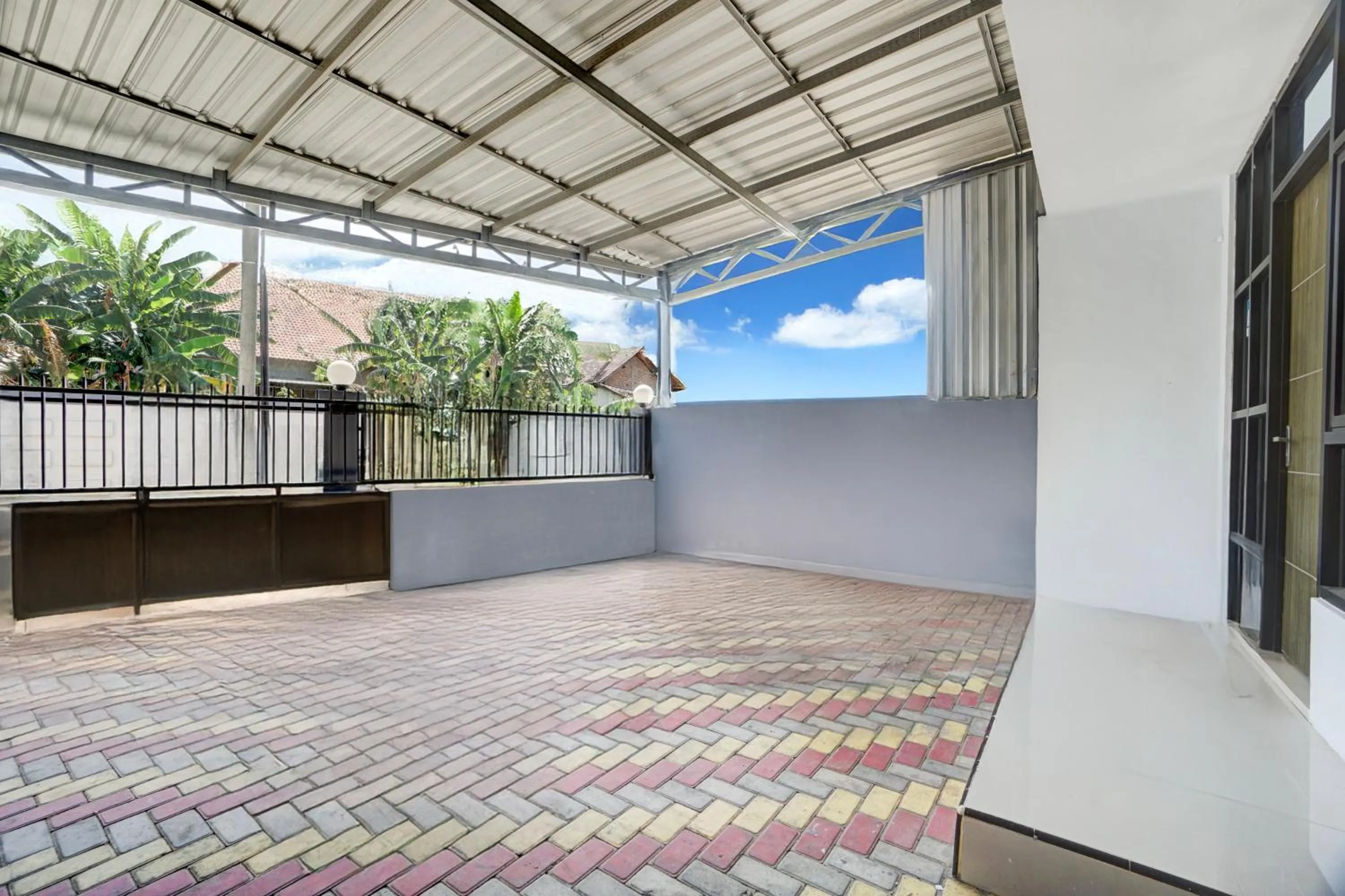 Parking in Hotel O MIOXIO Syariah Kost