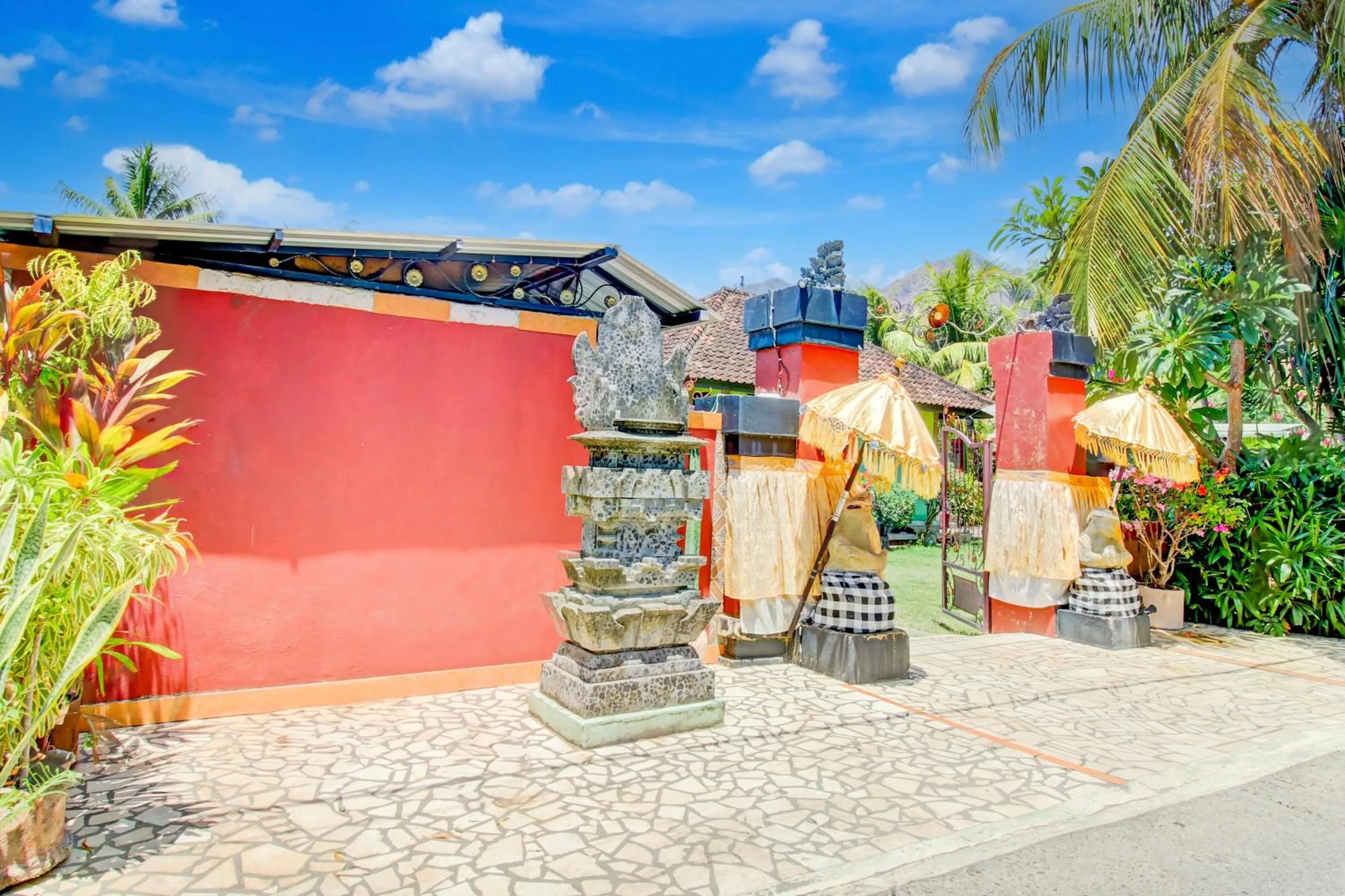 Facade/entrance in Capital O 94226 Kubu Mesari