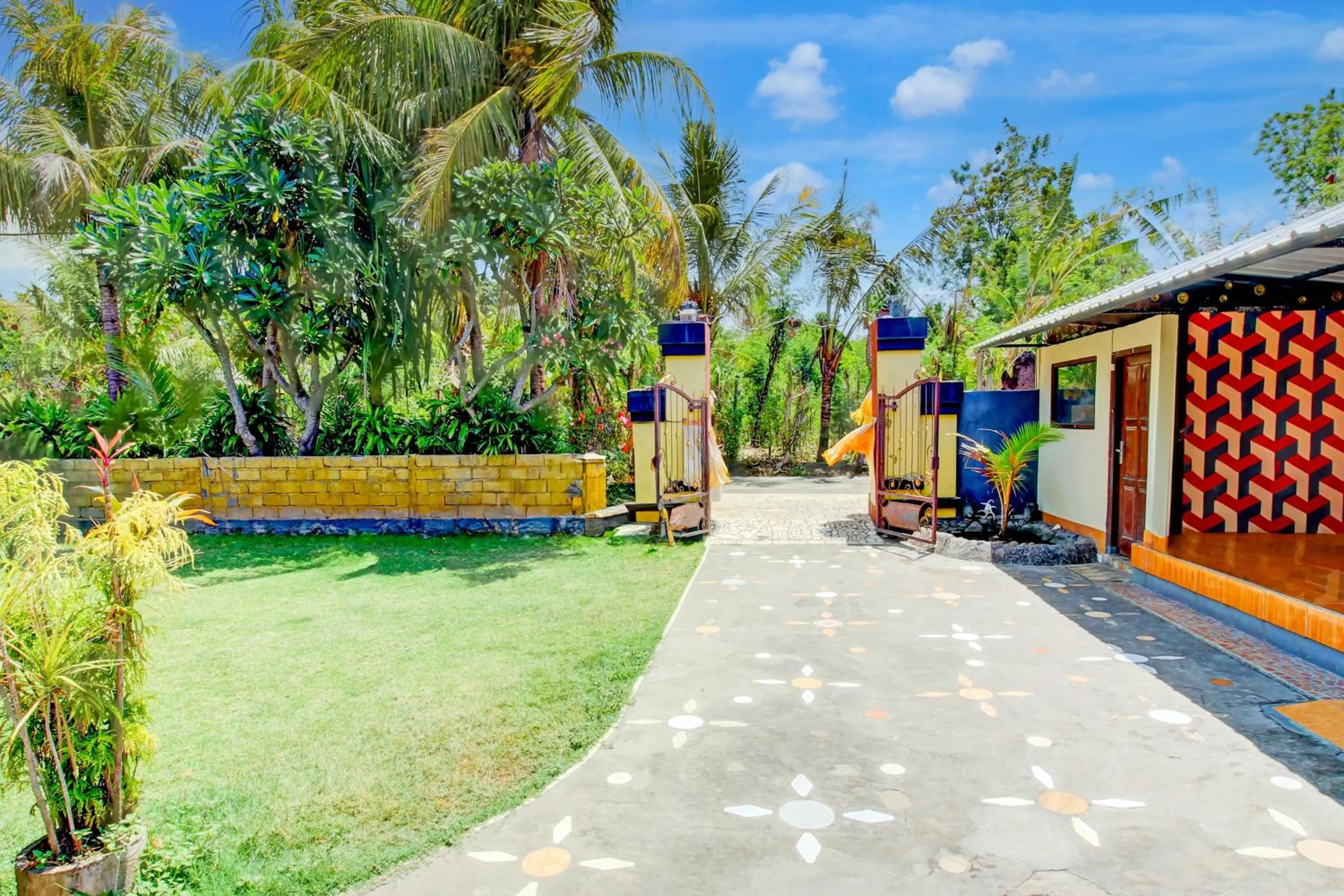 Facade/entrance in Capital O 94226 Kubu Mesari