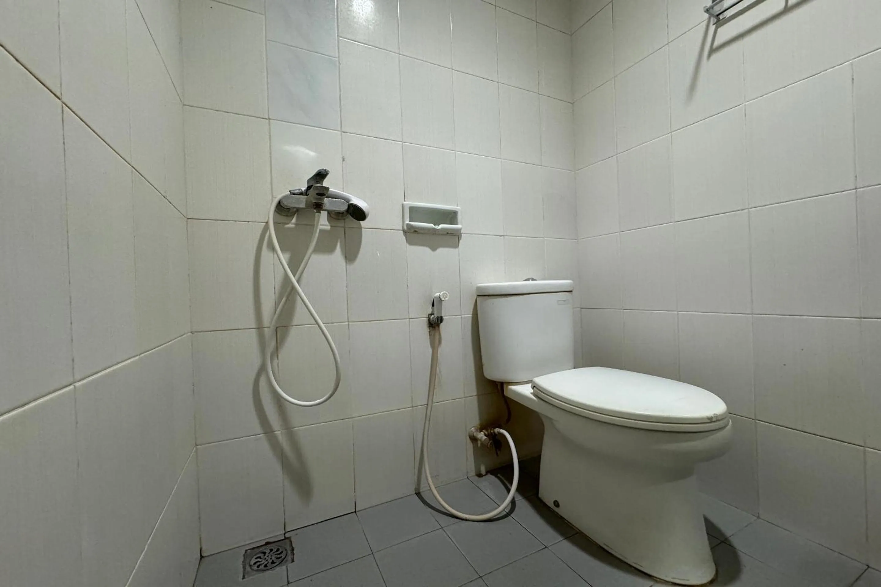 Bathroom in Hotel O Ezhar Boka Homestay Near GOR Sulis Bulutangkis