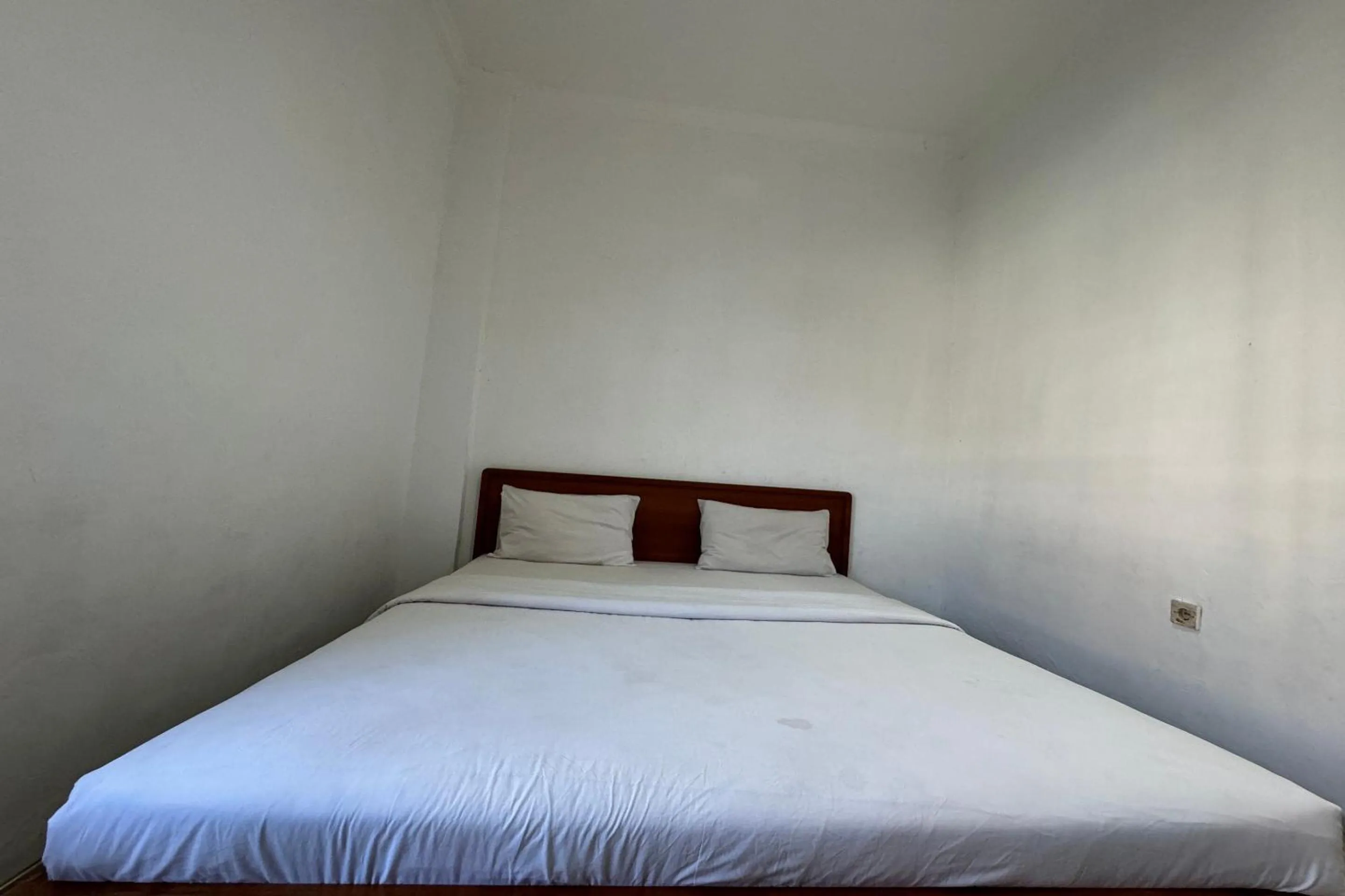 Bedroom, Bed in Hotel O Ezhar Boka Homestay Near GOR Sulis Bulutangkis