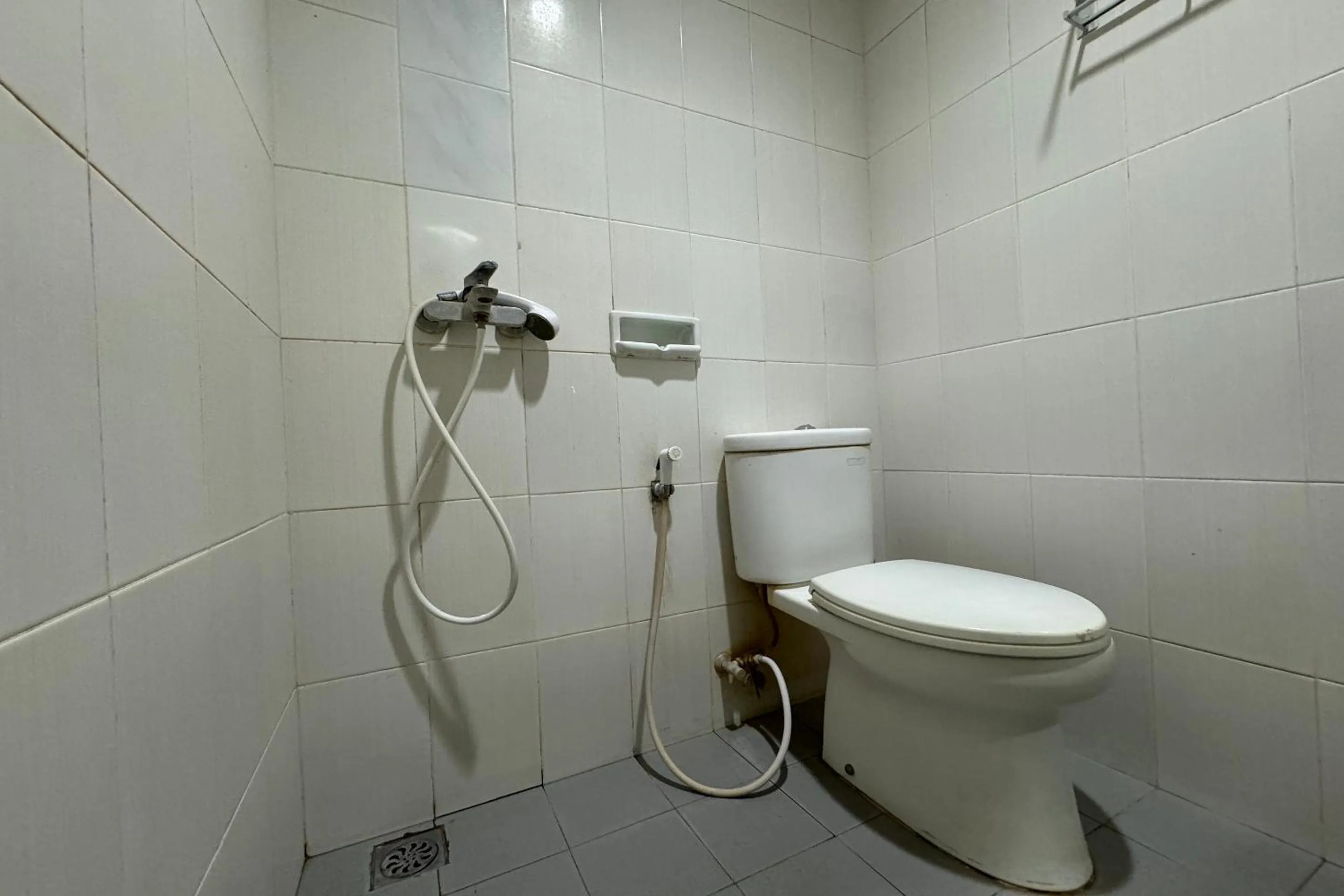 Bathroom in Hotel O Ezhar Boka Homestay Near GOR Sulis Bulutangkis