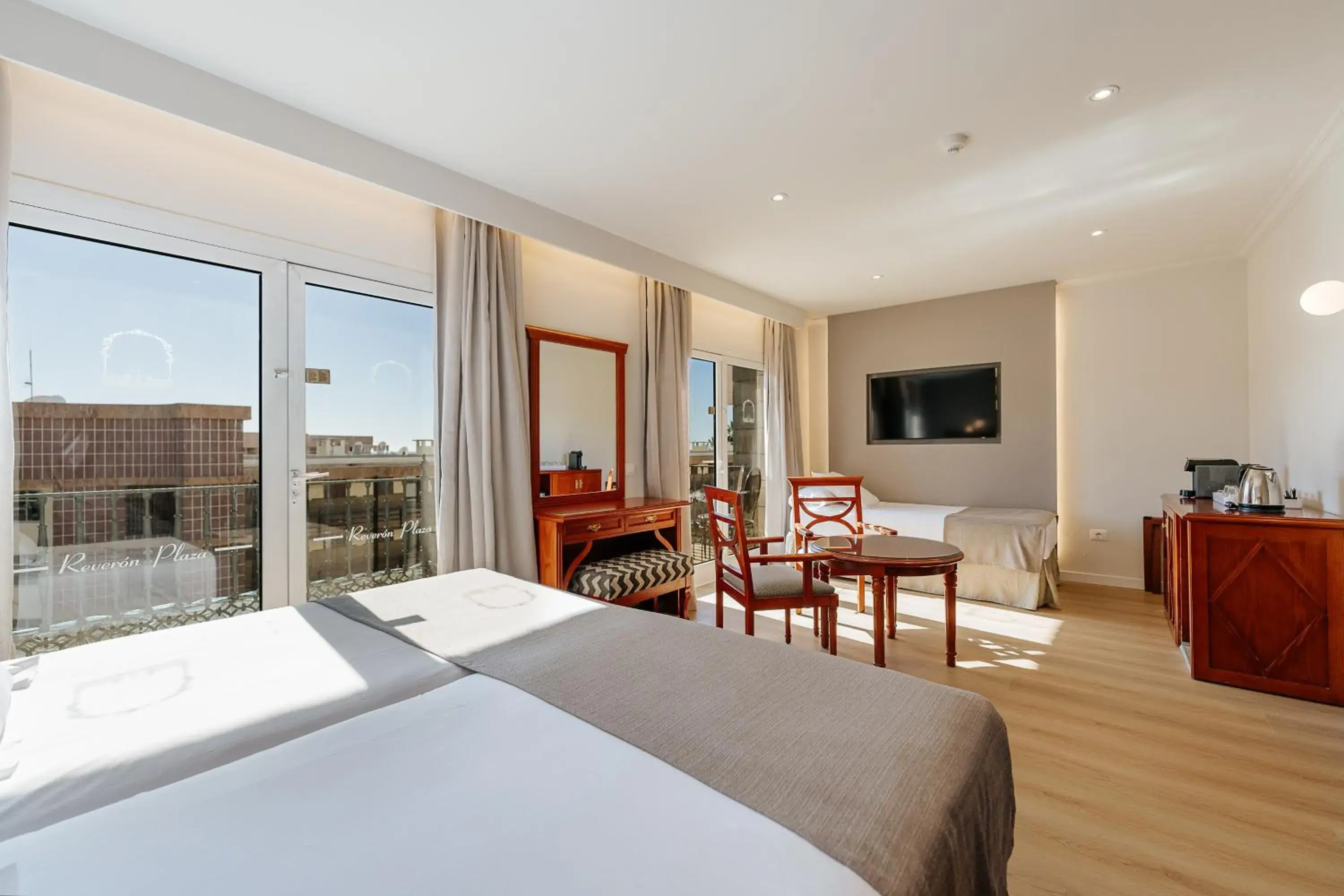 Comfort Triple Room in Hotel Reveron Plaza Comfort Triple Room in Hotel Reveron Plaza