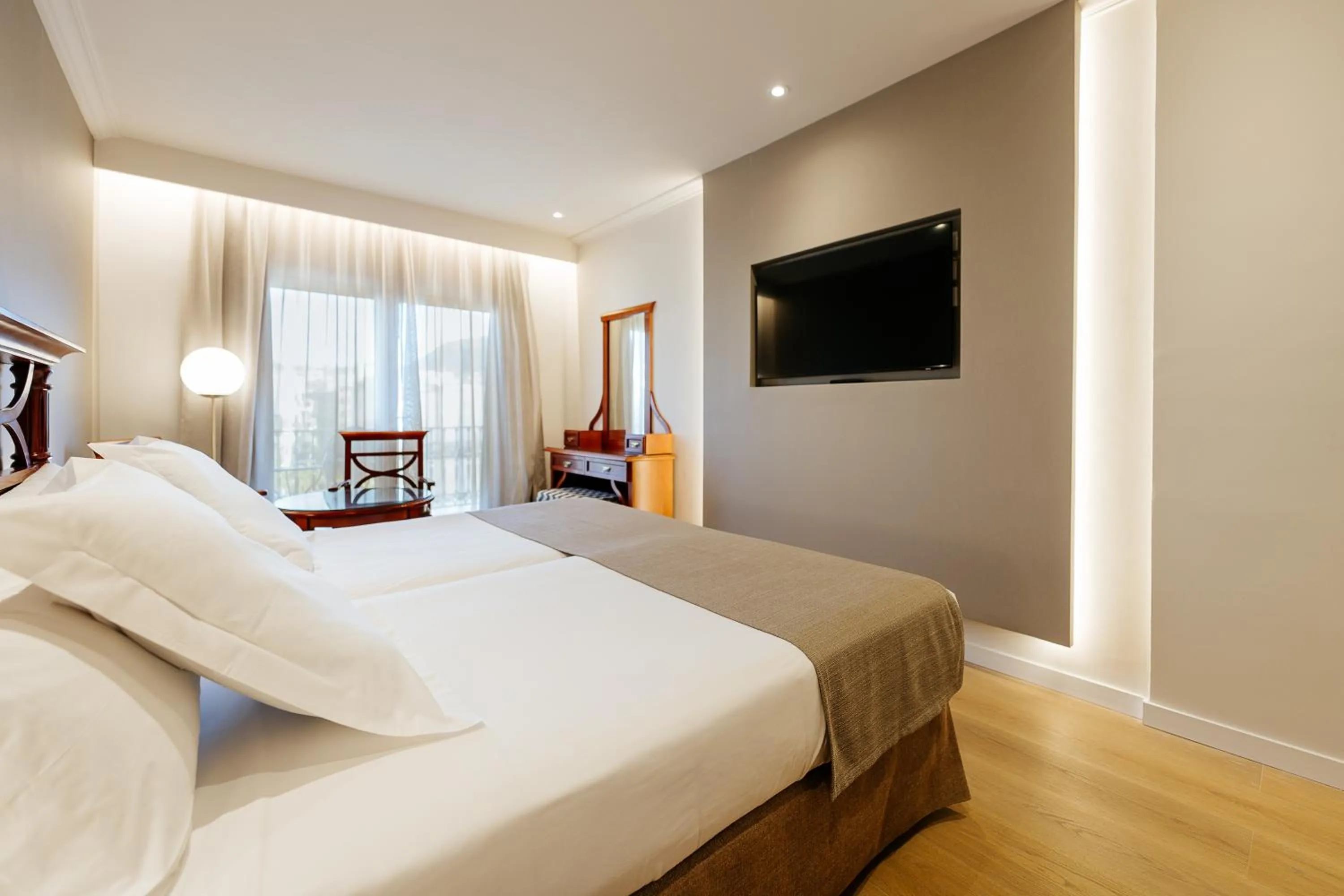 Bedroom, Bed in Hotel Reveron Plaza