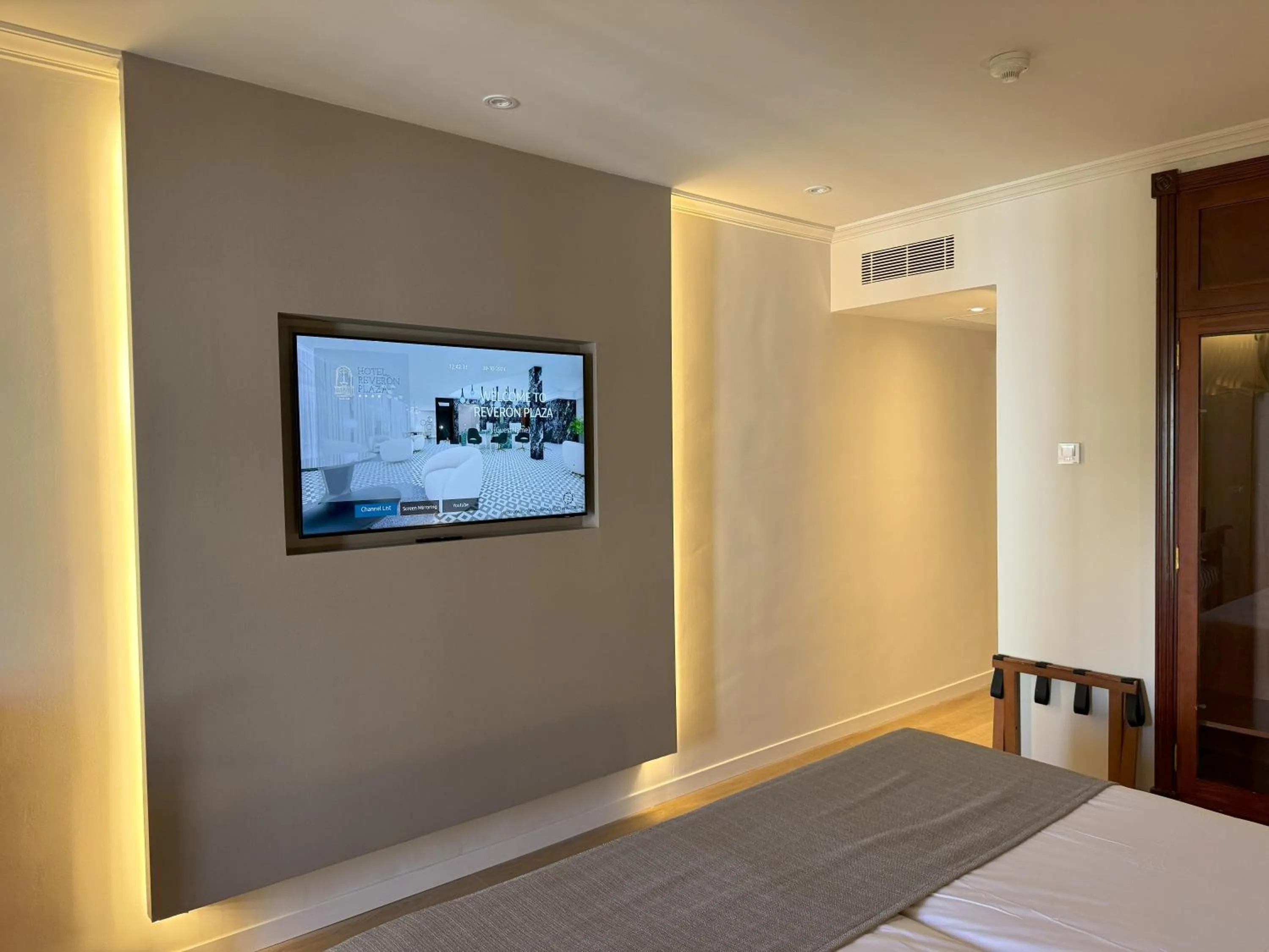 TV and multimedia, Bed in Hotel Reveron Plaza