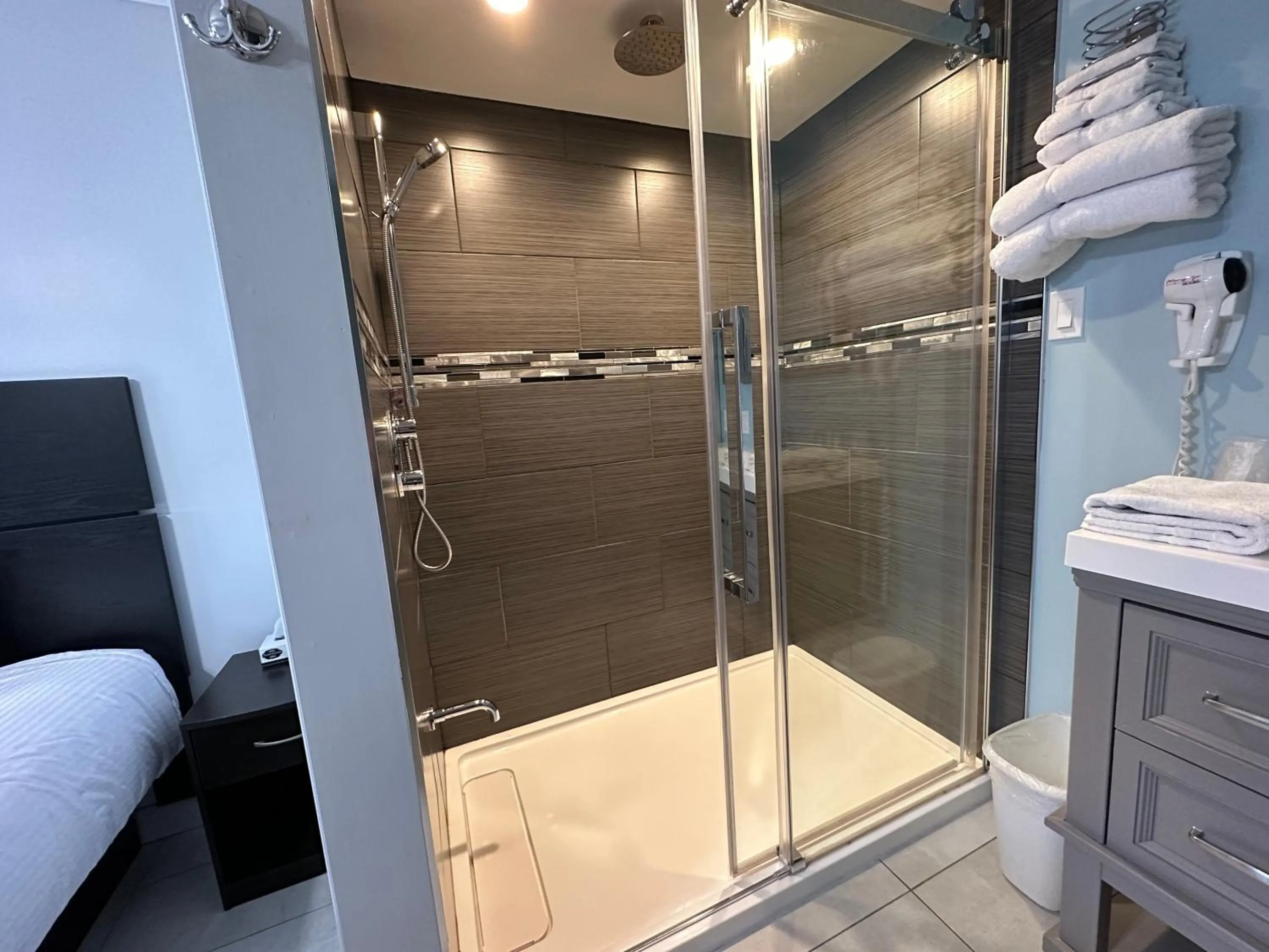 Shower in Motel Le Refuge