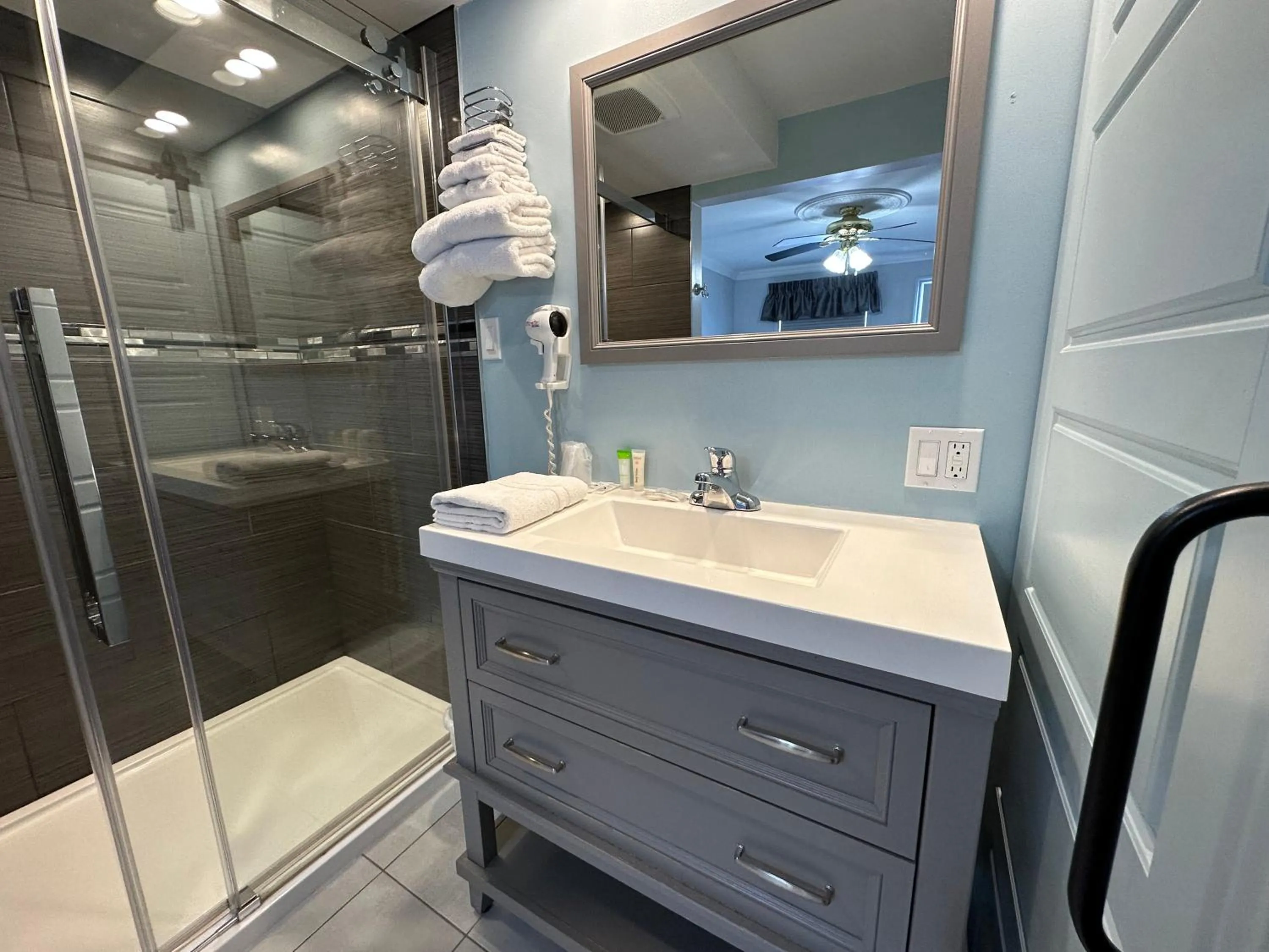 Shower in Motel Le Refuge