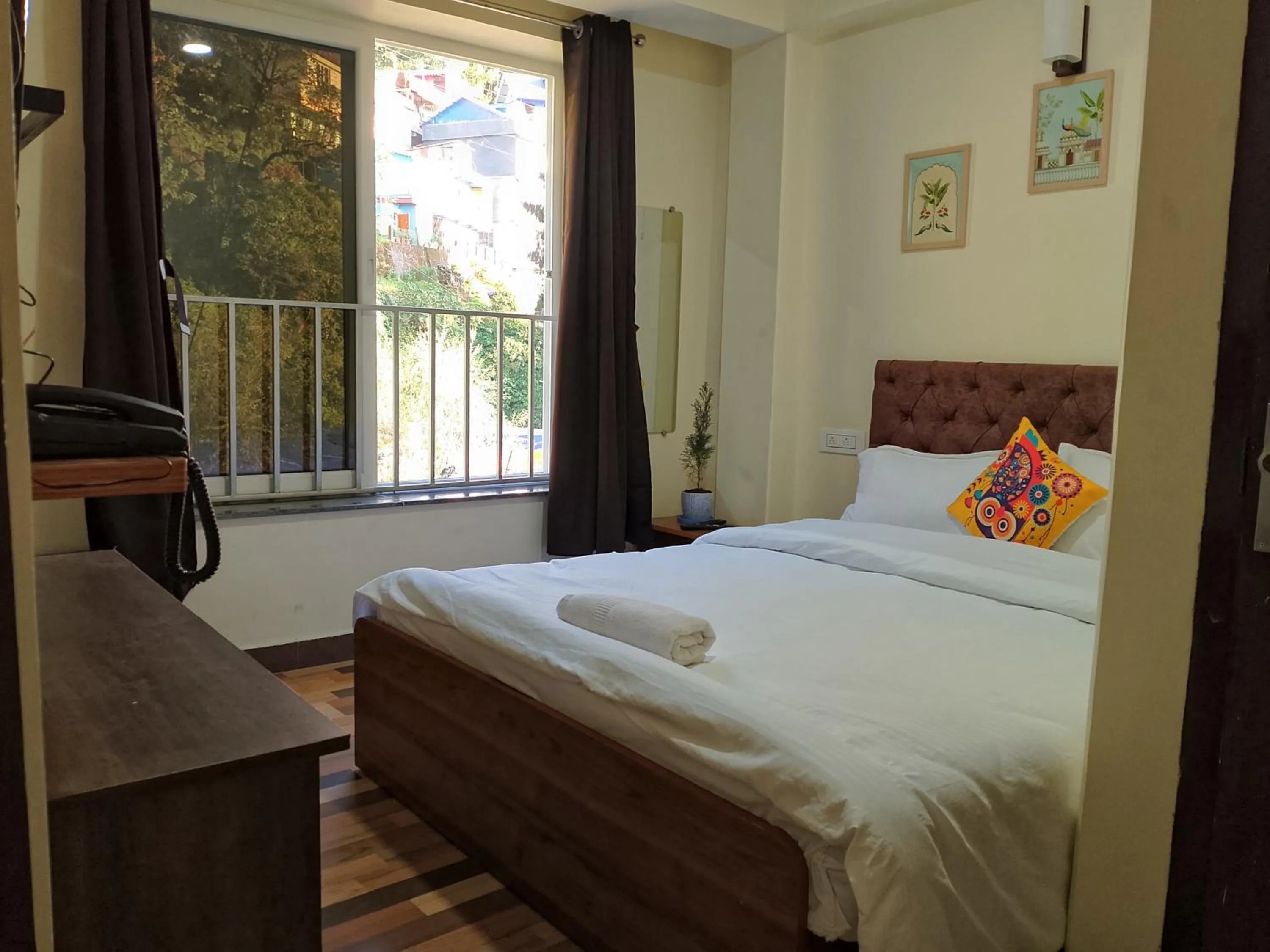 Bedroom, Bed in Darjeeling Hillside Inn