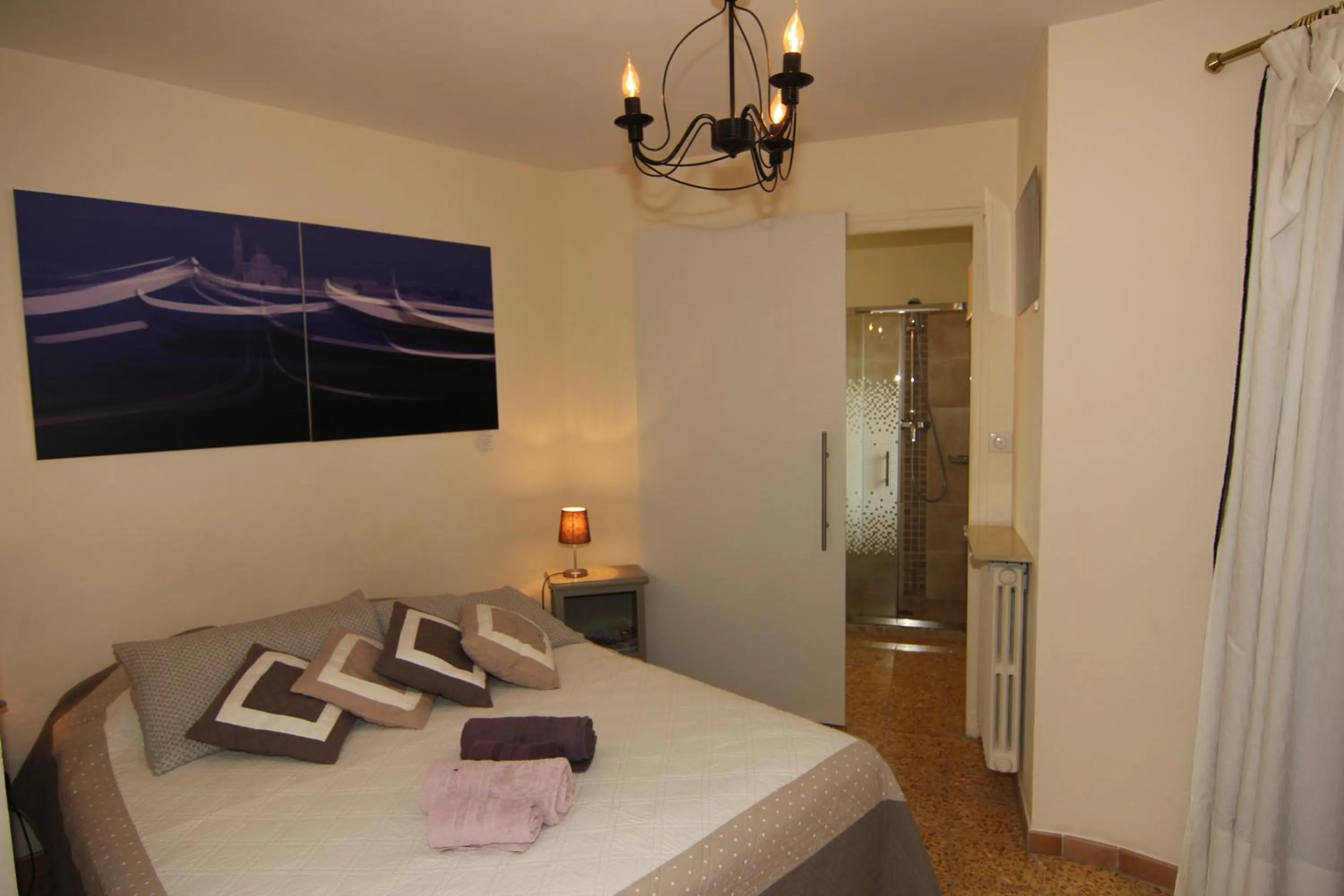 Shower, Bed in La Tourrette