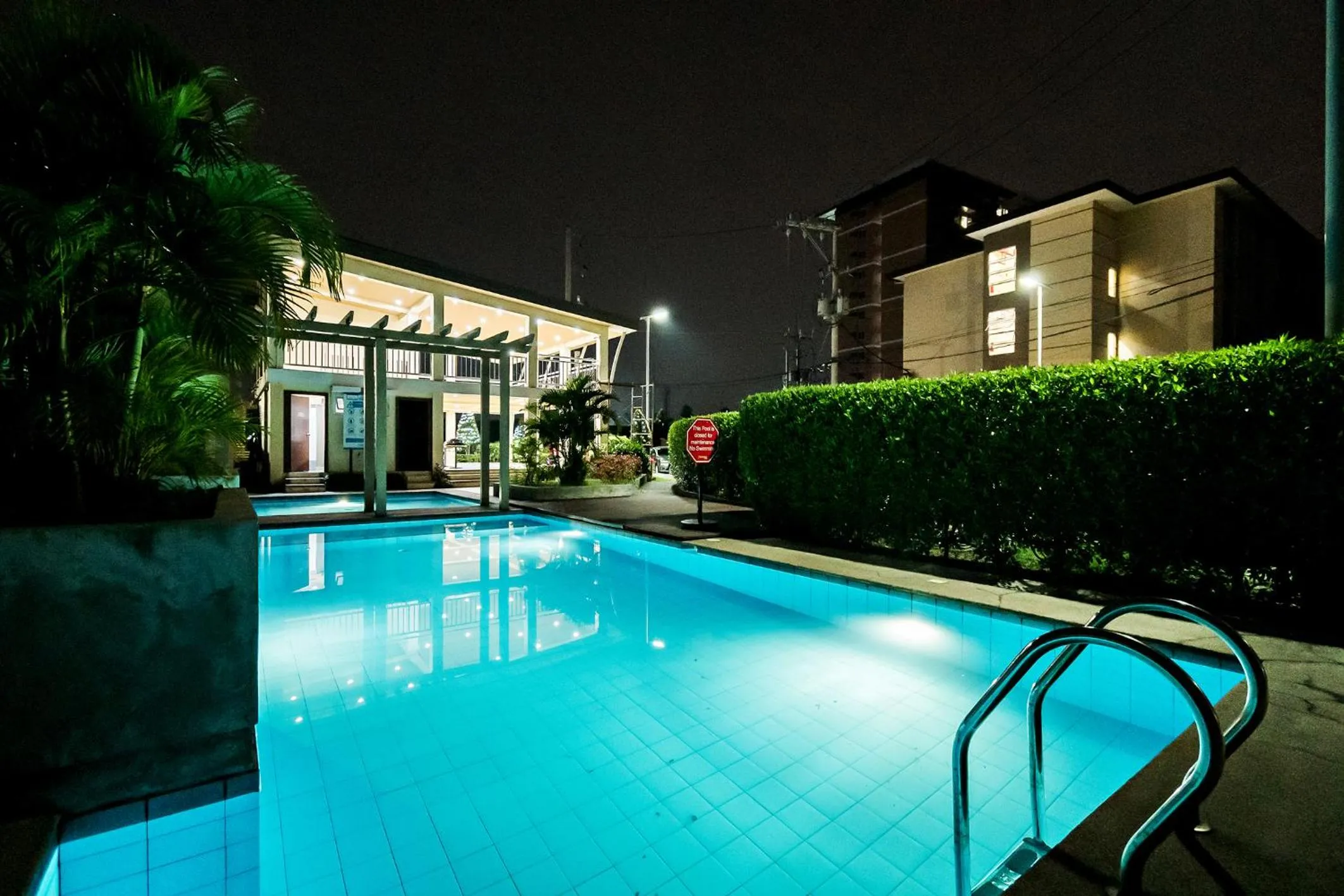 Swimming pool in Precious Florannjoe
