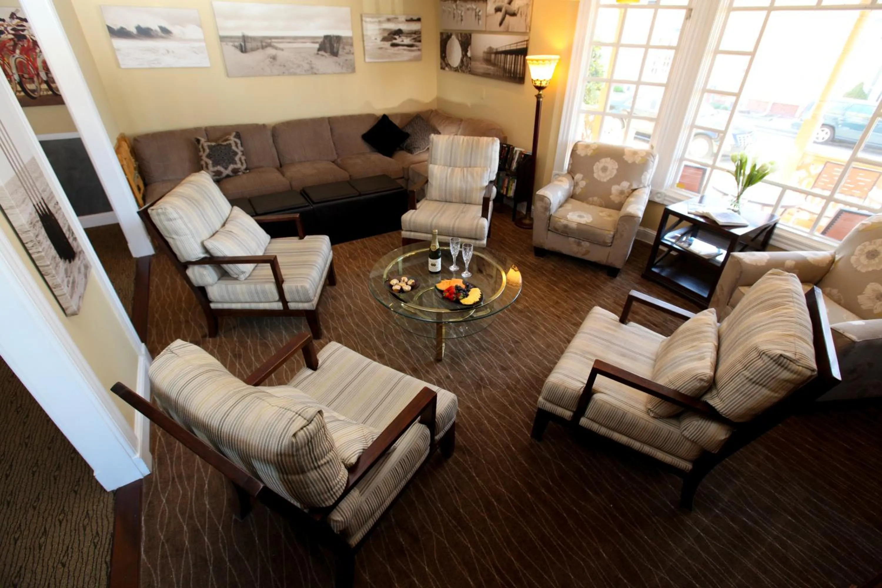 Living room in The Ocean Plaza Hotel