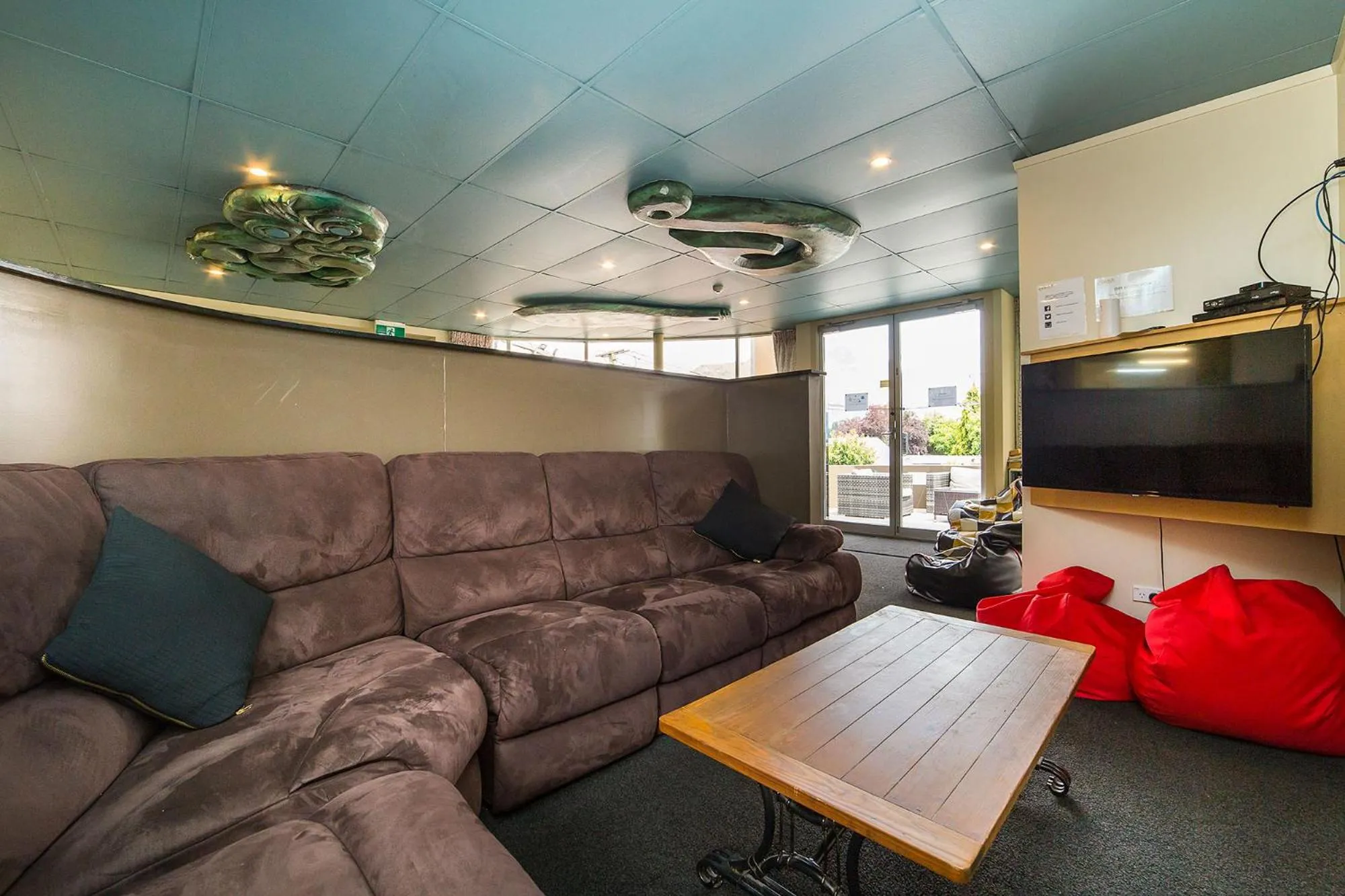 Communal lounge/ TV room in Tahuna Pod Hostel