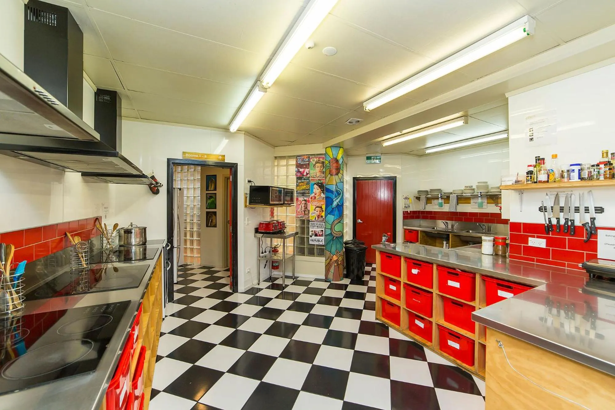 Kitchen or kitchenette in Tahuna Pod Hostel