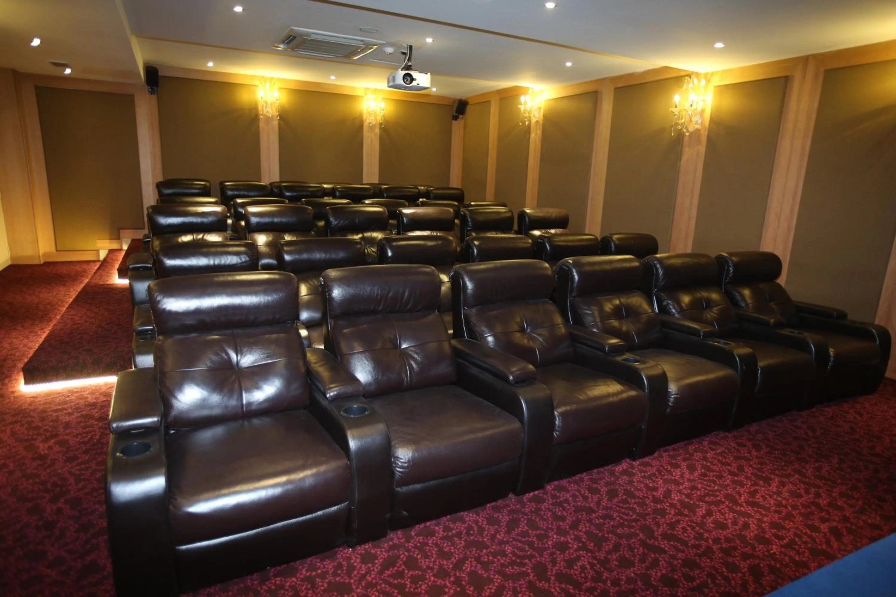 Communal lounge/ TV room in The Orchard Wellness & Health Resort