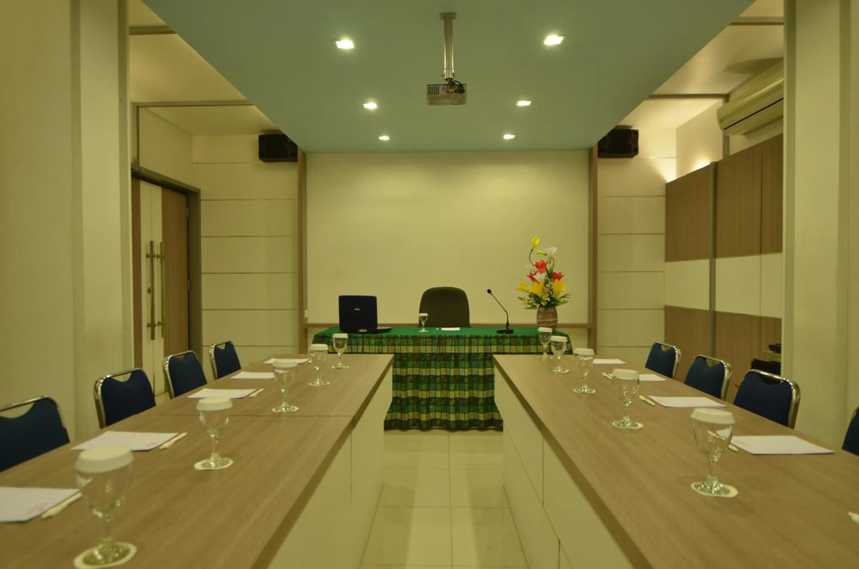 Business facilities in Hotel Maximillian