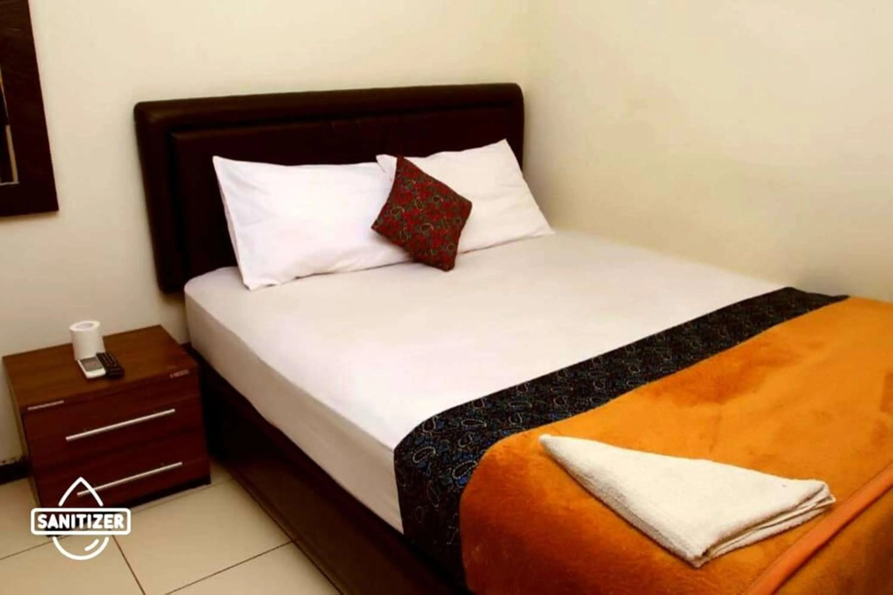 Bed in Bantal Guling Trans