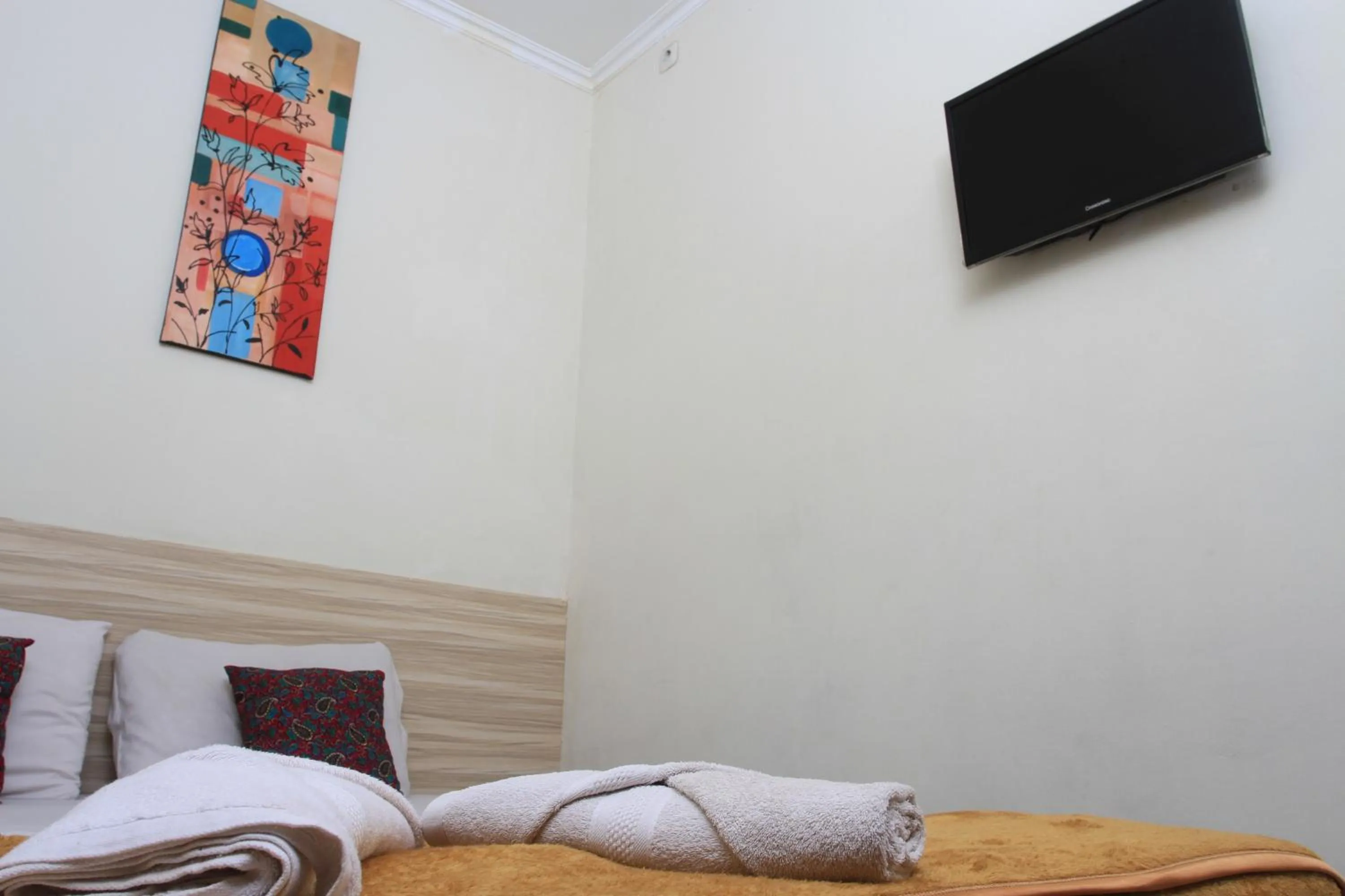 TV and multimedia, Bed in Bantal Guling Trans