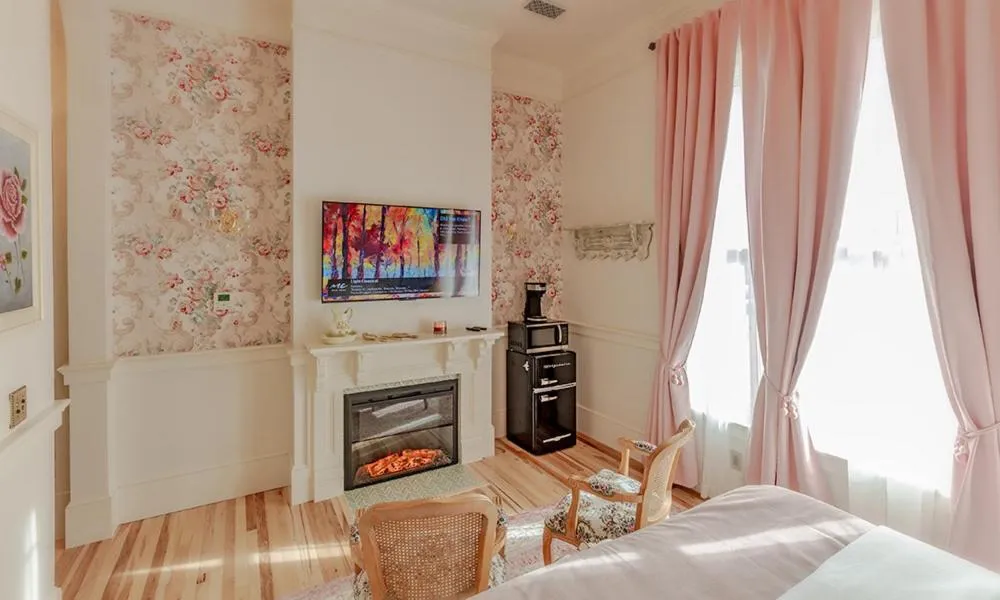 Bed in Sunbright Inn