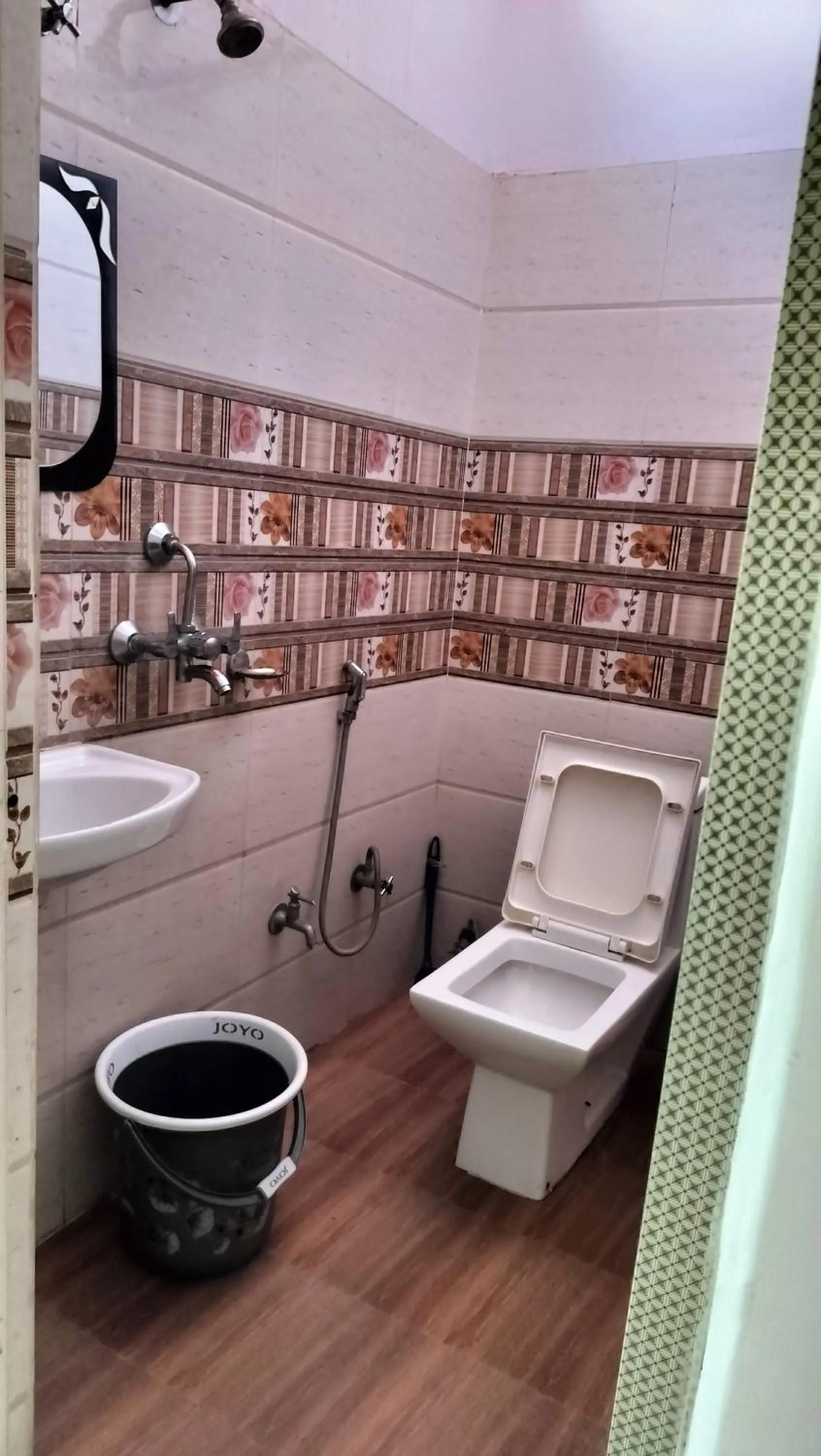 Shower in Banaras Paying Guest House