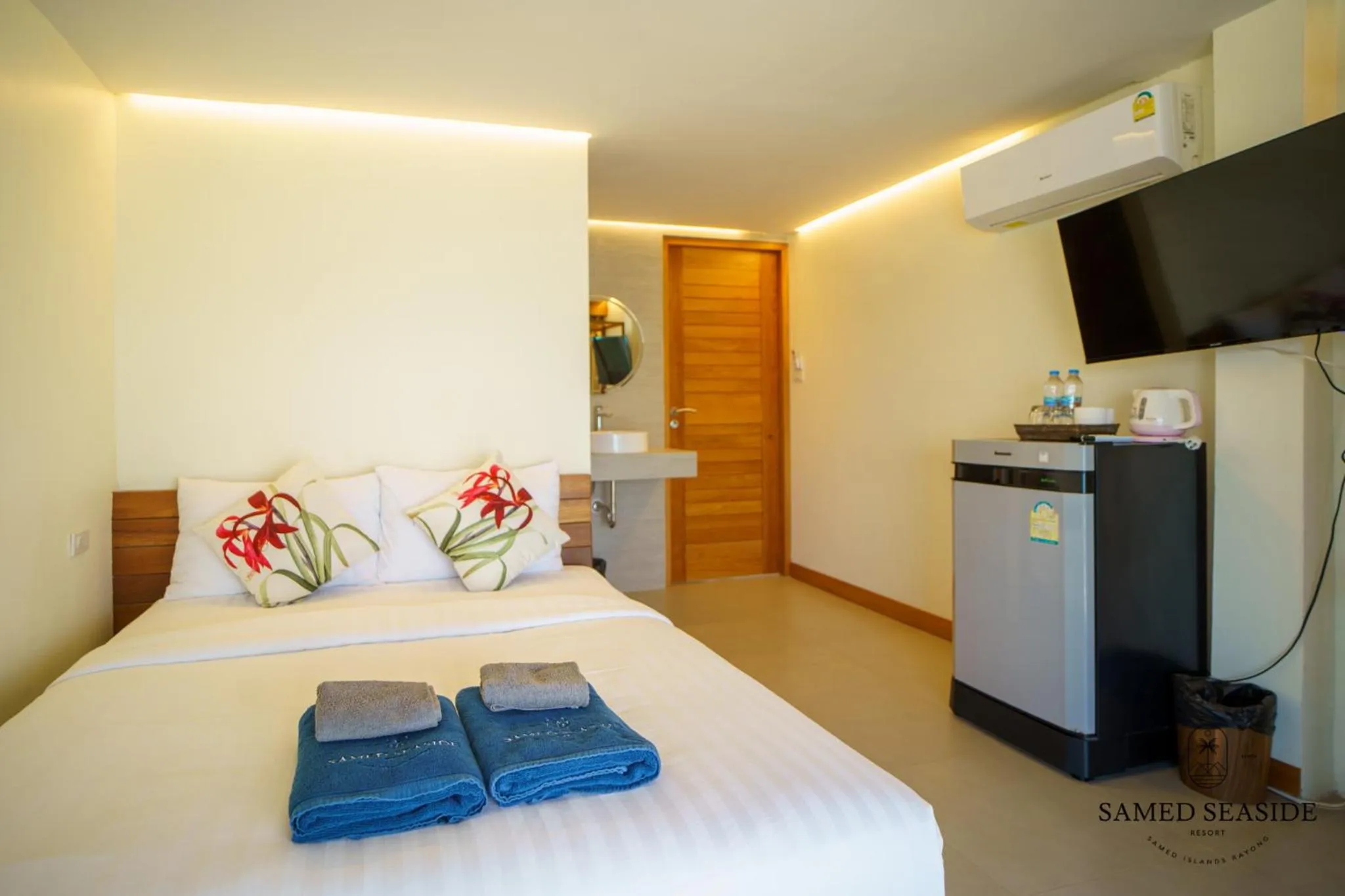 Photo of the whole room, Bed in Samed Seaside Resort