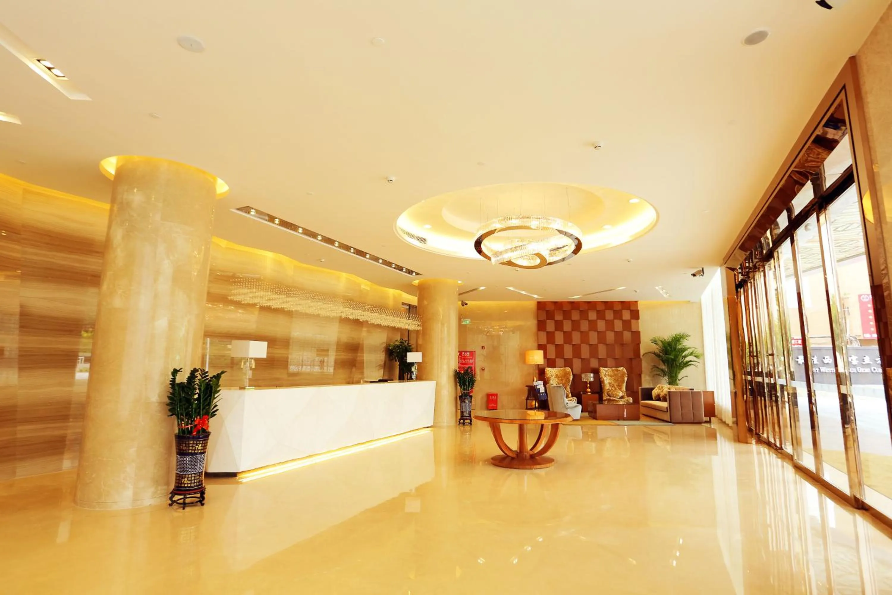 Lobby or reception in Shenzhen Baoan PLUS Gems Cube Hotel