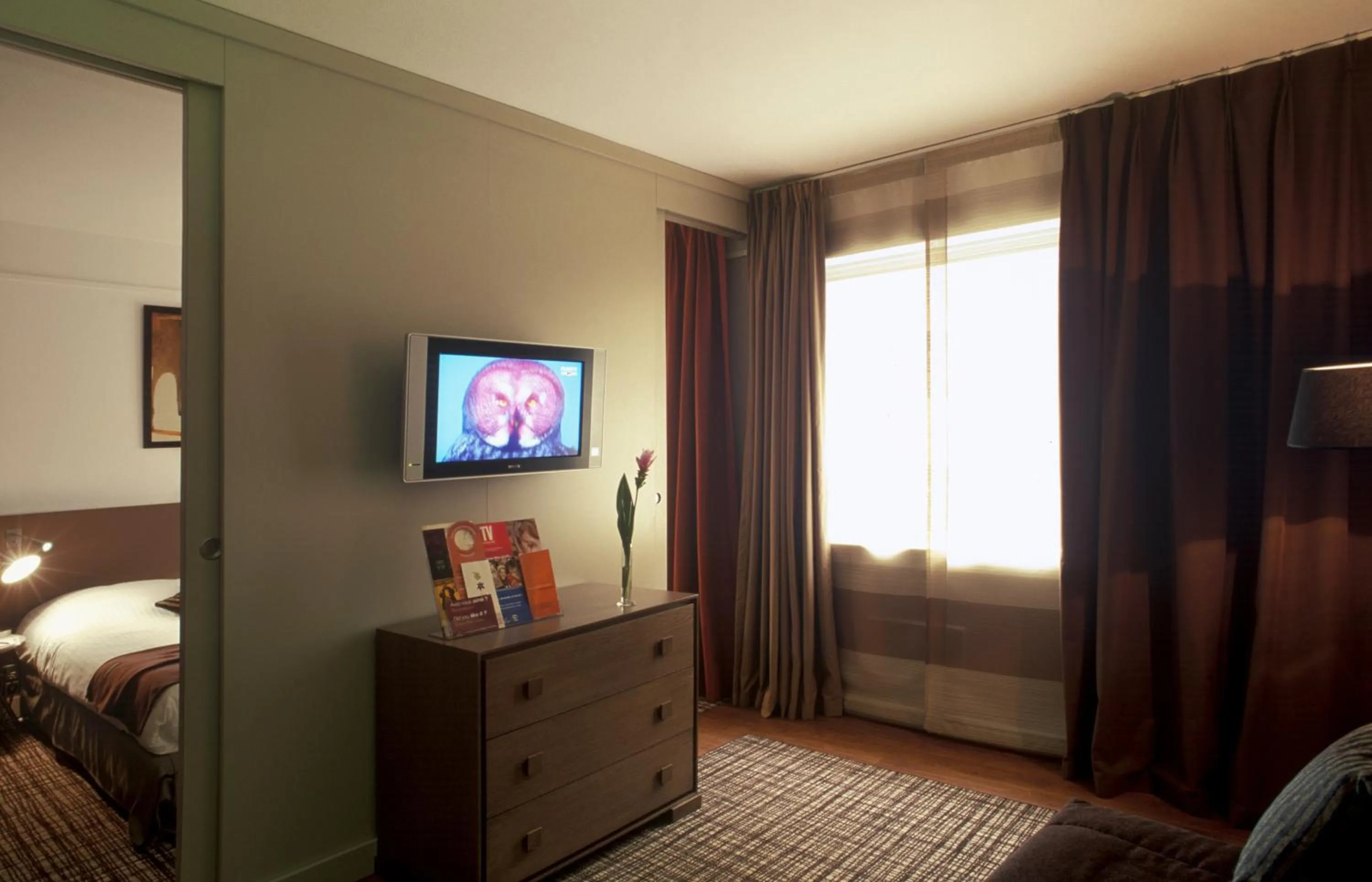 Seating area, Bed in Residence Mercure Paris La Defense Grande Arche